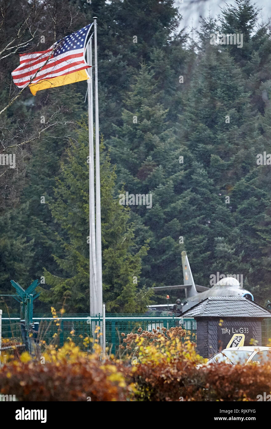 Buchel, Deutschland. 27 Nov, 2017. Le drapeau américain est en soufflant de 27.11.2017 en face de l'entrée principale de la base aérienne de la Bundeswehr dans Buchel (Rhénanie-Palatinat) à l'avant. C'est ainsi qu'il l'a été depuis l'atout de Donald a été le président, les gens du mouvement de paix à dire. "L'Amérique d'abord' également dans Buchel, ils se moquent. L'US Air Force base est de stocker NOUS B61 type de bombes nucléaires. (Dpa story - 'La renaissance des bombes de Buchel' à partir de 05.12.2017) Crédit : Thomas Frey/dpa | dans le monde d'utilisation/dpa/Alamy Live News Banque D'Images