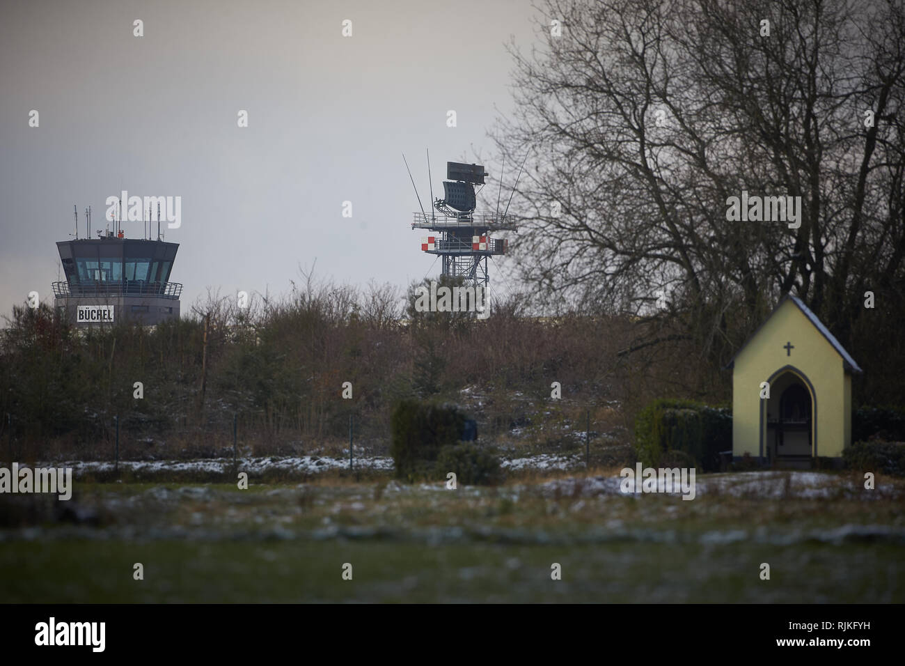 Buchel, Deutschland. 06Th Dec 2017. La tour radar et la tour de la Bundeswehr dans la base aérienne de Buchel (Rhénanie-Palatinat), prise le 01.12.2017. L'US Air Force base est de stocker NOUS B61 type de bombes nucléaires. (Dpa story - 'La renaissance des bombes de Buchel' à partir de 05.12.2017) Crédit : Thomas Frey/dpa | dans le monde d'utilisation/dpa/Alamy Live News Banque D'Images
