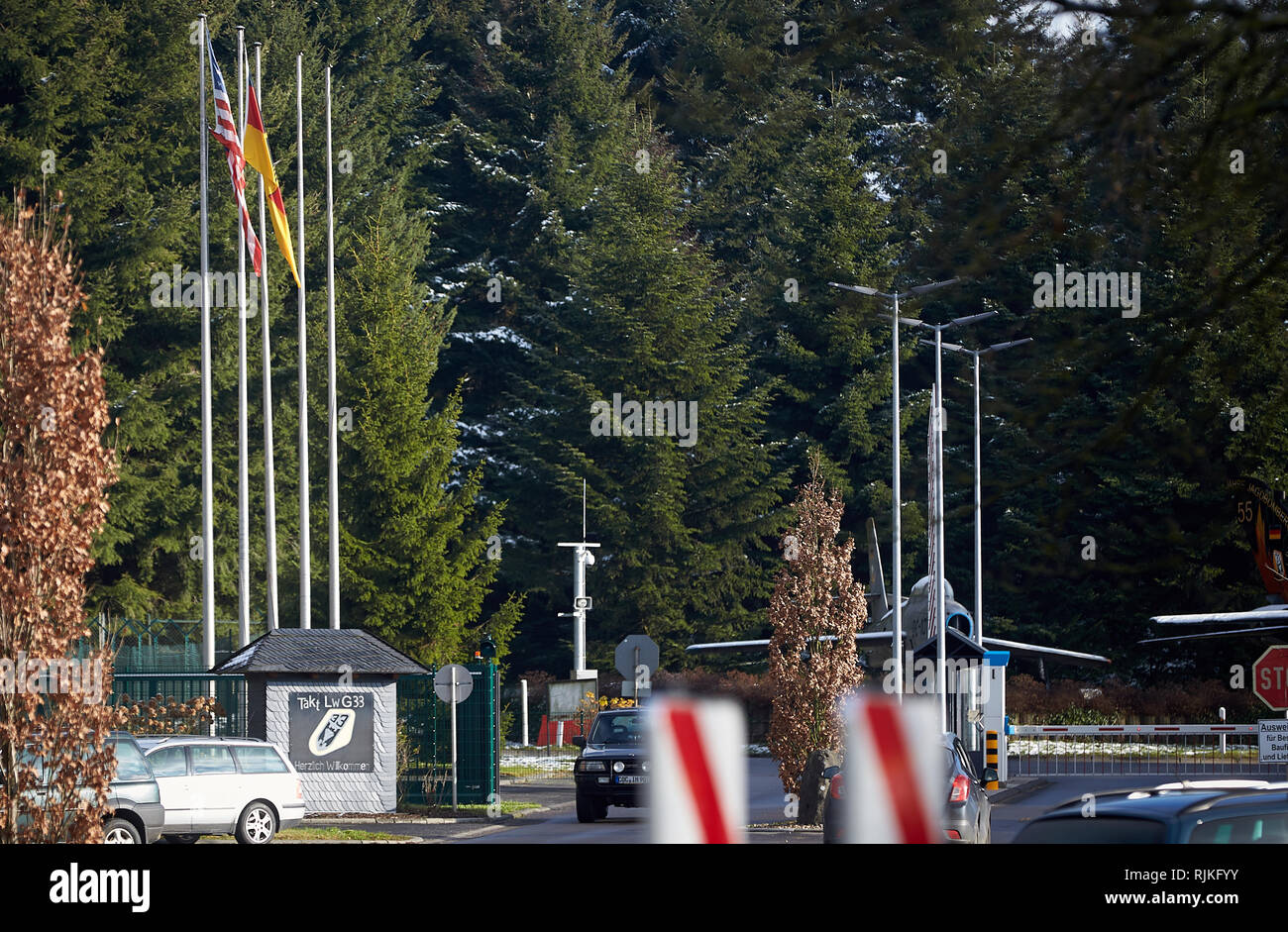 Buchel, Deutschland. 06Th Dec 2017. Le drapeau américain est en soufflant de 01.12.2017 en face de l'entrée principale de la base aérienne de la Bundeswehr dans Buchel (Rhénanie-Palatinat). C'est ainsi qu'il l'a été depuis l'atout de Donald a été le président, les gens du mouvement de paix à dire. "L'Amérique d'abord' également dans Buchel, ils se moquent. L'US Air Force base est de stocker NOUS B61 type de bombes nucléaires. (Dpa story - 'La renaissance des bombes de Buchel' à partir de 05.12.2017) Crédit : Thomas Frey/dpa | dans le monde d'utilisation/dpa/Alamy Live News Banque D'Images