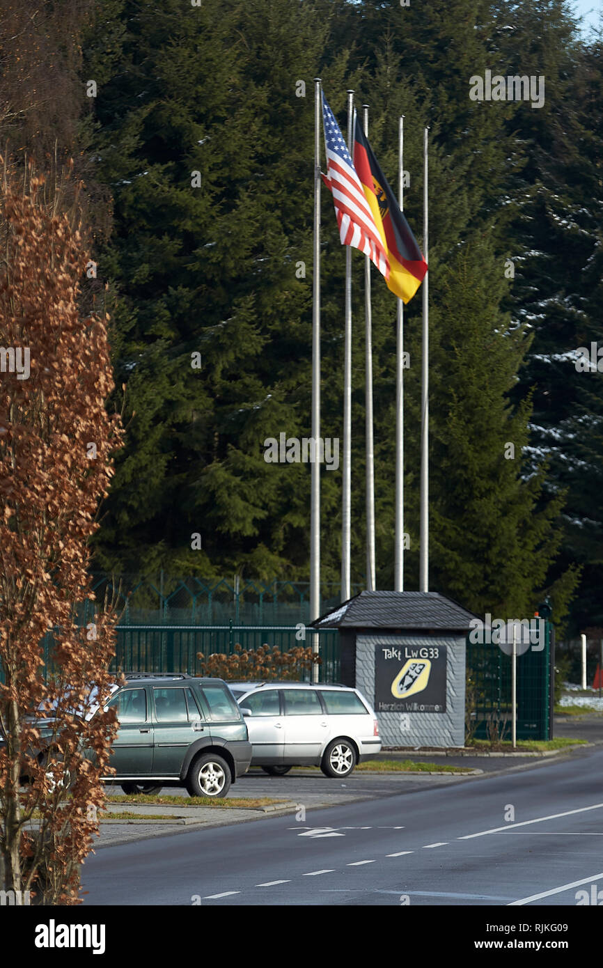 Buchel, Deutschland. 06Th Dec 2017. Le drapeau américain est en soufflant de 01.12.2017 en face de l'entrée principale de la base aérienne de la Bundeswehr dans Buchel (Rhénanie-Palatinat). C'est ainsi qu'il l'a été depuis l'atout de Donald a été le président, les gens du mouvement de paix à dire. "L'Amérique d'abord' également dans Buchel, ils se moquent. L'US Air Force base est de stocker NOUS B61 type de bombes nucléaires. (Dpa story - 'La renaissance des bombes de Buchel' à partir de 05.12.2017) Crédit : Thomas Frey/dpa | dans le monde d'utilisation/dpa/Alamy Live News Banque D'Images