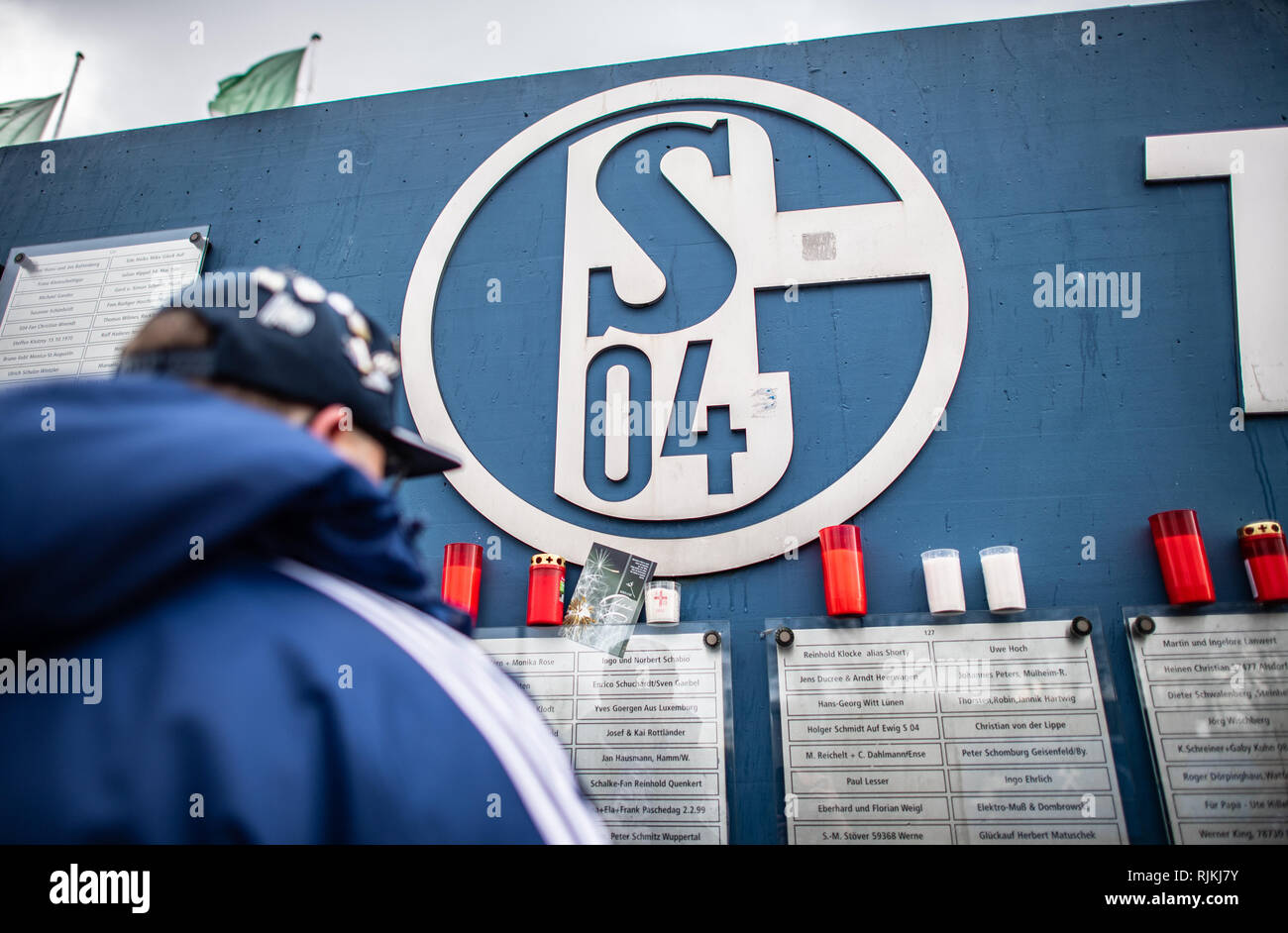 Gelsenkirchen, Allemagne. 07Th Feb 2019. Un fan de FC Schalke 04 se tient au mille amis mur en face de la Veltins Arena et regarde sa carte de deuil. Rudi Assauer, ancien directeur de l'équipe de football Bundesliga FC Schalke 04, est décédé le mercredi (06.02.2019) à l'âge de 74 ans. Credit : Guido Kirchner/dpa/Alamy Live News Banque D'Images