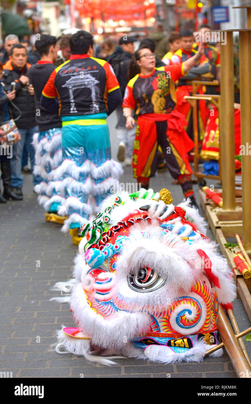 Londres 7e 10 févr. Préparatifs et répétitions dans Gerrard Street, Chinatown, pour les célébrations du Nouvel An chinois à la fin de semaine. La pratique d'acrobates tout à fait une grande foule. Banque D'Images