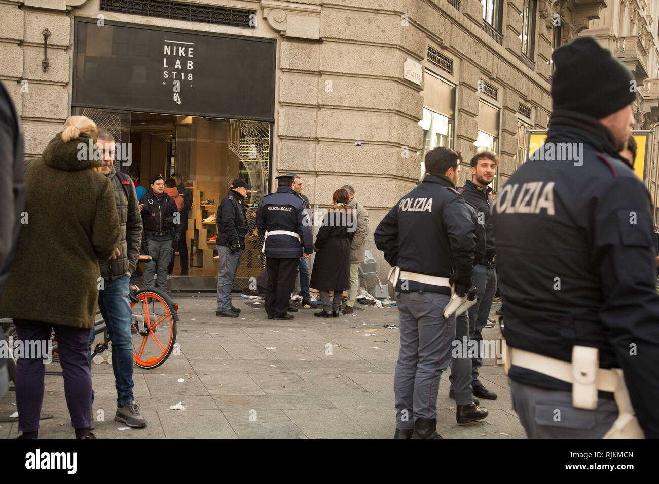 Foto Francesco Bozzo- LaPresse 07-02-2019 Milano ( Italia ) Cronaca La  fila, Nike store allo davanti