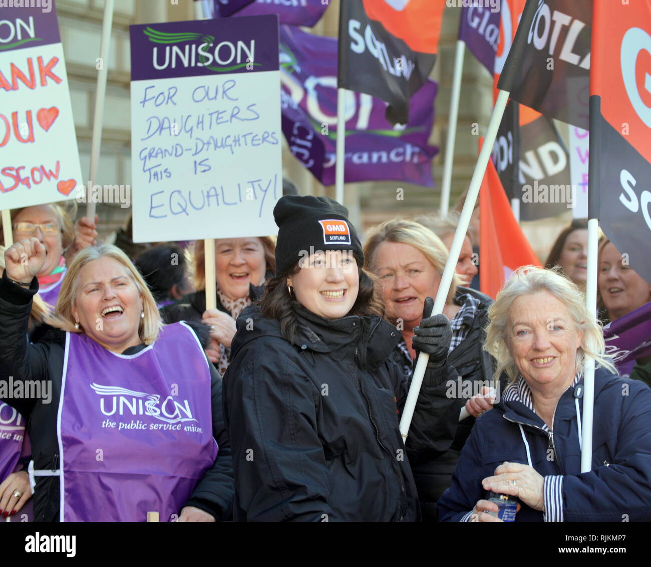 Glasgow, Ecosse, Royaume-Uni. 7 Février, 2019. Glasgow femmes célèbre la victoire et leur syndicat GMB et unison célèbrent leur victoire contre le Conseil, lors de la ville chambres dans George Square pour l'égalité salariale pour les femmes. Ils auront maintenant de laisser les biens publics pour financer le coût du règlement. 2019 UK Crédit : Gérard ferry/Alamy Live News Banque D'Images