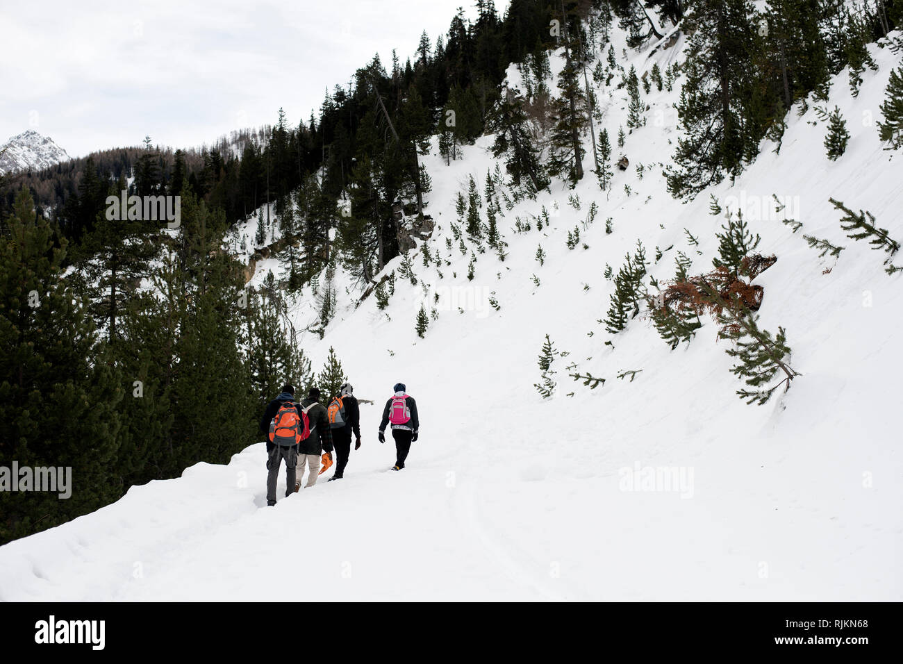 Foto Marco Alpozzi - LaPresse 22 Dicembre 2017 Colle della Scala (Francia) Cronaca Migranti, ultima via Francia dans c i passi montani di Bardonecchia : Valle Stretta e Colle della Scala. Continua, anche in inverno, inoltrato il Passaggio di migranti attraverso il passo montano del 'Colle della Scala" (1762 SLM). Nella foto : Migranti sul Colle della Scala nel tentativo di rejoindre Marco Alpozzi il confiner francese - LaPresse 22 décembre 2017 Col de l'échelle (France) Les migrants, dernier moyen de France. Le col de montagne près de Bardonecchia : Valle Stretta et colle della Scala. La note Banque D'Images