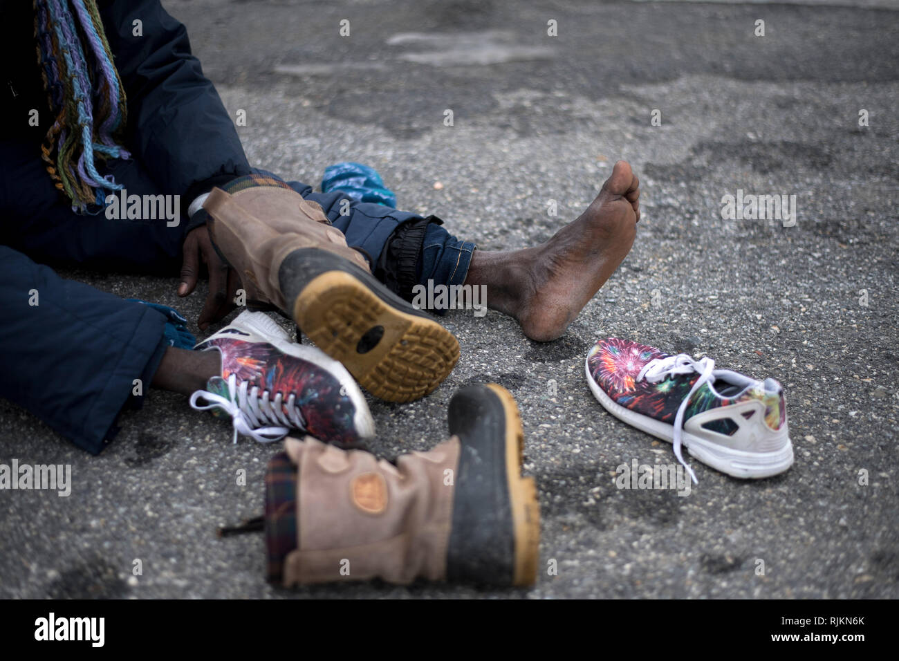 Foto Marco Alpozzi - LaPresse 22 Dicembre 2017 Bardonecchia (Italia) Cronaca Migranti, ultima via Francia dans c i passi montani di Bardonecchia : Valle Stretta e Colle della Scala. Continua, anche in inverno, inoltrato il Passaggio di migranti attraverso il passo montano del 'Colle della Scala" (1762 SLM). Nella foto : Migrante si riposa prima di iniziare la risalita del colle della scala Marco Alpozzi - LaPresse 22 décembre 2017 Bardonecchia (Italie), Migrants dernière façon de France. Le col de montagne près de Bardonecchia : Valle Stretta et colle della Scala. Le passage de migrants contin Banque D'Images