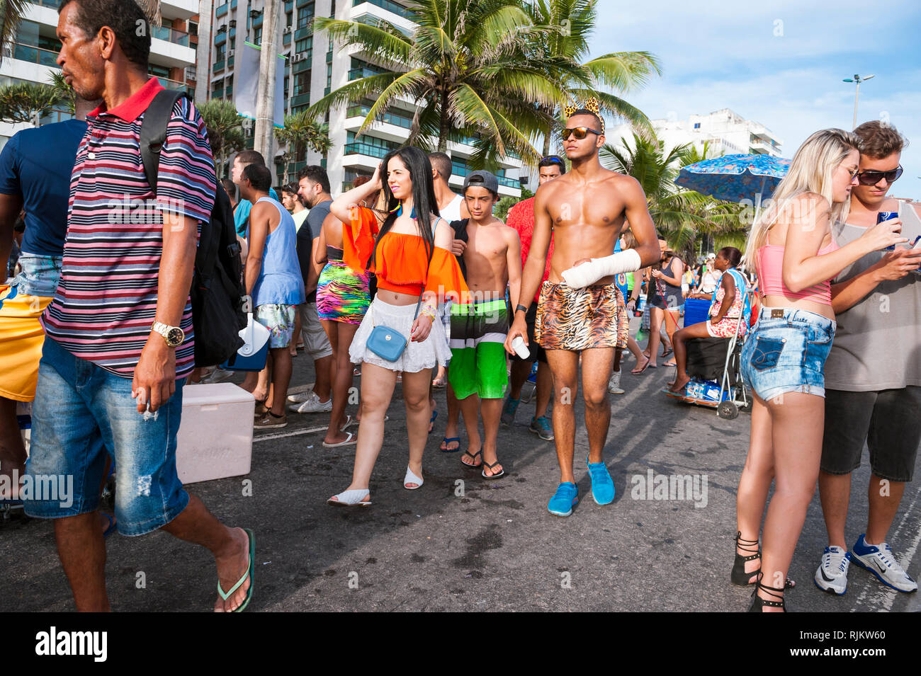 RIO DE JANEIRO Fevrier 2016 un jeune homme portant un Bresilien jupe imprime animal marche avec une distribution a travers un carnaval fete de rue Photo Stock Alamy