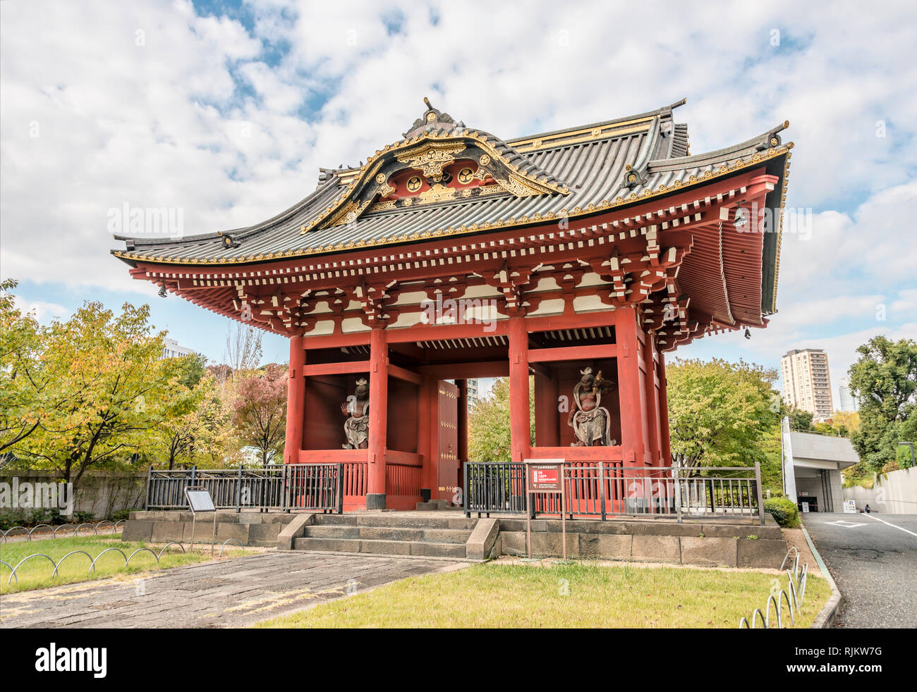 Porte du mausolée de Daitokuin au parc Shiba Koen, Tokyo, Japon Banque D'Images