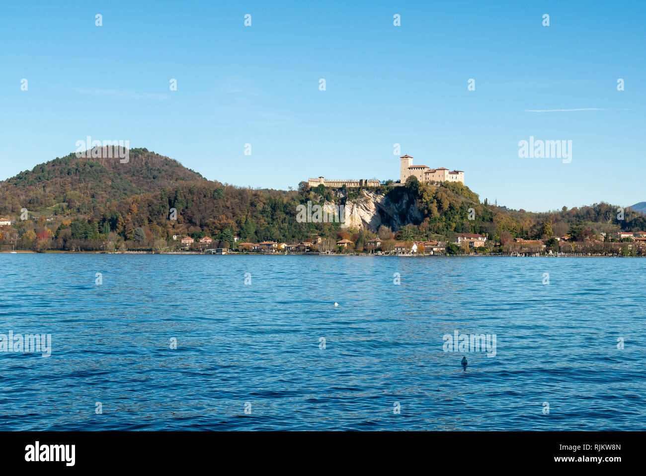Au bord du lac d'Orta, au Piémont, en vue de la Rocca di Angera, Lombardie, Lac Majeur, Italie Banque D'Images