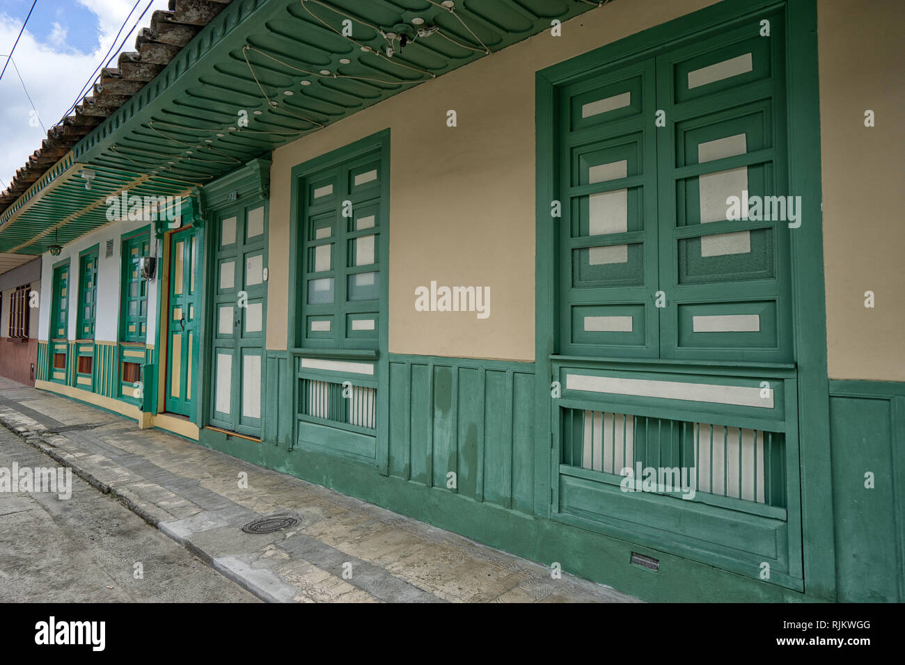 Filandia, Colombie- 9 septembre 2018 : façade de l'immeuble aux couleurs vives typiques pour la destination touristique populaire town Banque D'Images