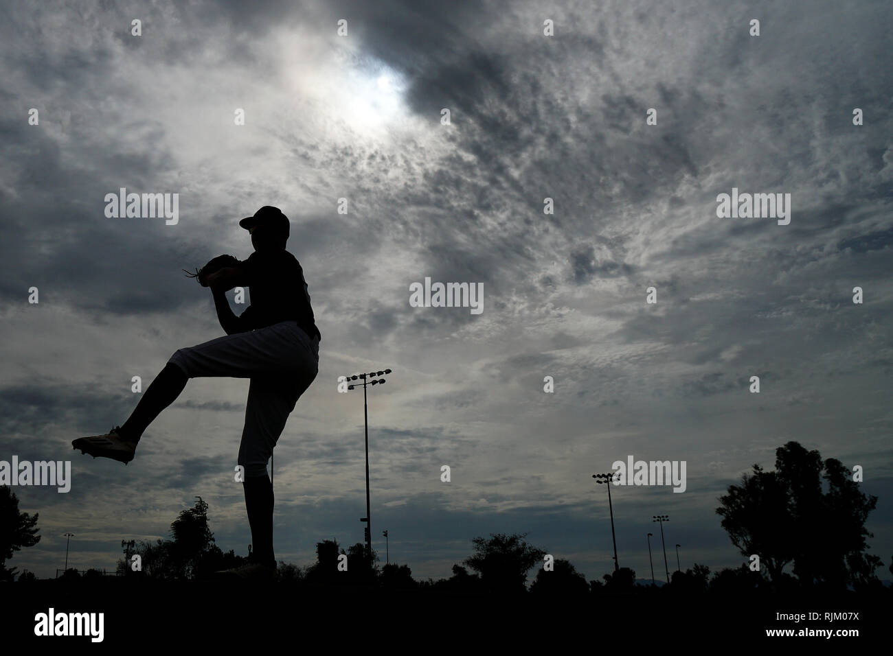 La silhouette d'un pitching baseball off le monticule. Banque D'Images