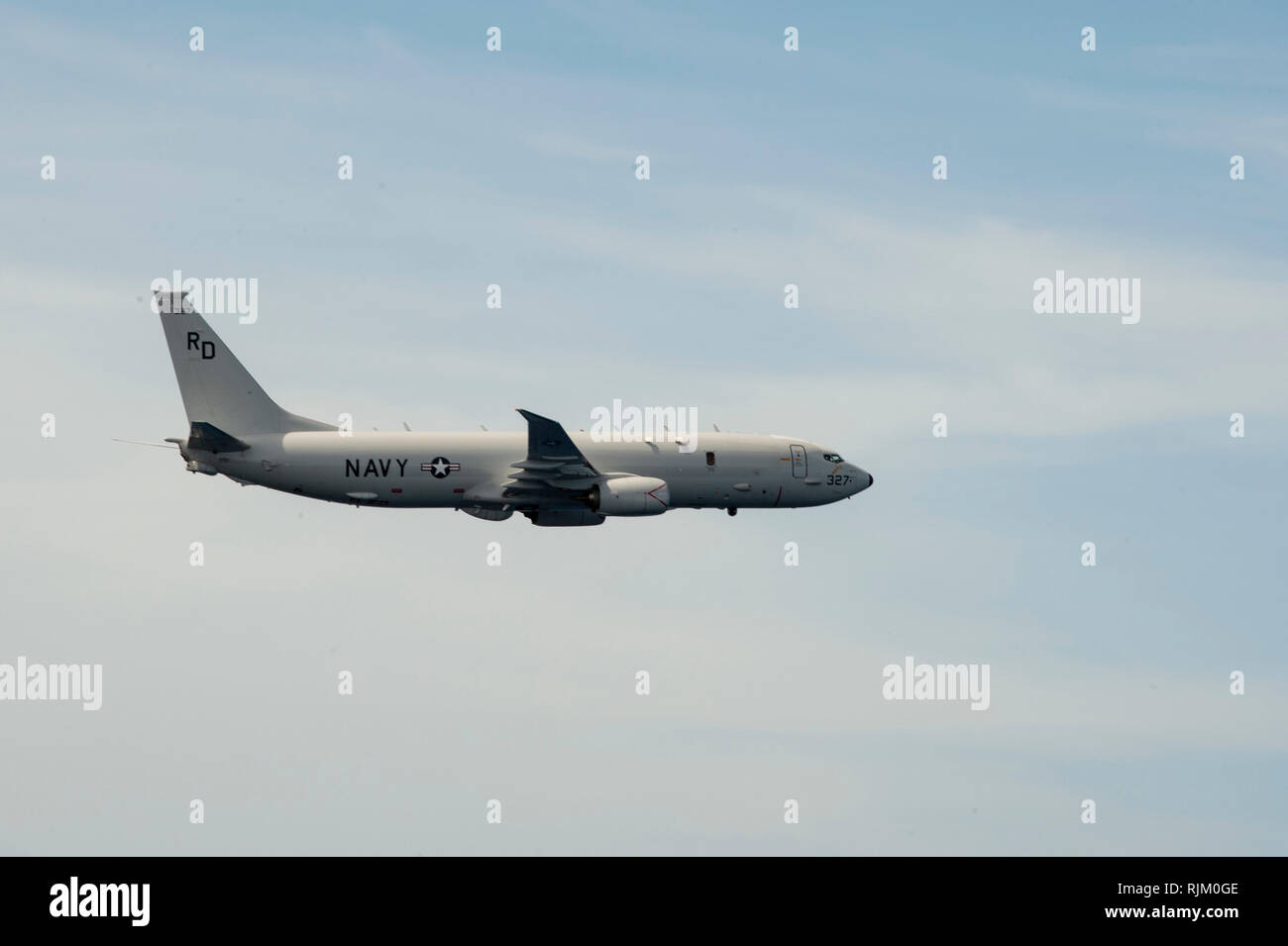 190204-N-UI104-0025 MER DES PHILIPPINES (fév. 04, 2019) un P-8A Poseidon, affecté à la "Golden Swordsmen" de l'Escadron de patrouille (VP) 47, effectue un fly-by à côté de la classe Arleigh Burke destroyer lance-missiles USS Preble (DDG 88). Preble est l'avant-déployés dans la 7ème Flotte américaine zone d'opérations à l'appui de la sécurité et de la stabilité dans la région Indo-Pacifique. (U.S. Photo par marine Spécialiste de la communication de masse 1re classe Bryan Niegel/libérés) Banque D'Images