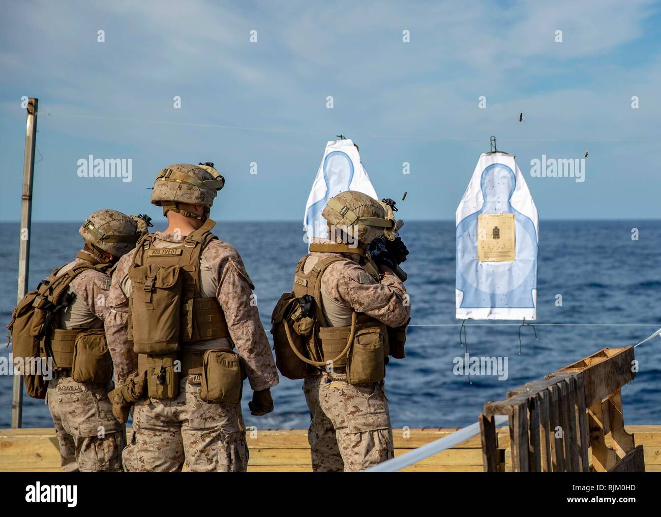 Mer Méditerranée, le 31 janvier 2019 - Marines des États-Unis avec la 22e Marine Expeditionary Unit (MEU) simuler prix effacement dans le poste de pilotage de la classe San Antonio-dock de transport amphibie USS Arlington (LPD 24), le 31 janvier 2019. Arlington est de faire un déploiement prévu dans le cadre de la 22e MEU et le groupe amphibie Kearsarge, à l'appui d'opérations de sécurité maritime, d'intervention en cas de crise et le théâtre de la coopération en matière de sécurité, tout en offrant une présence navale et maritime. (U.S. Marine Corps photo par le s.. Andrew Ochoa/libérés) Banque D'Images