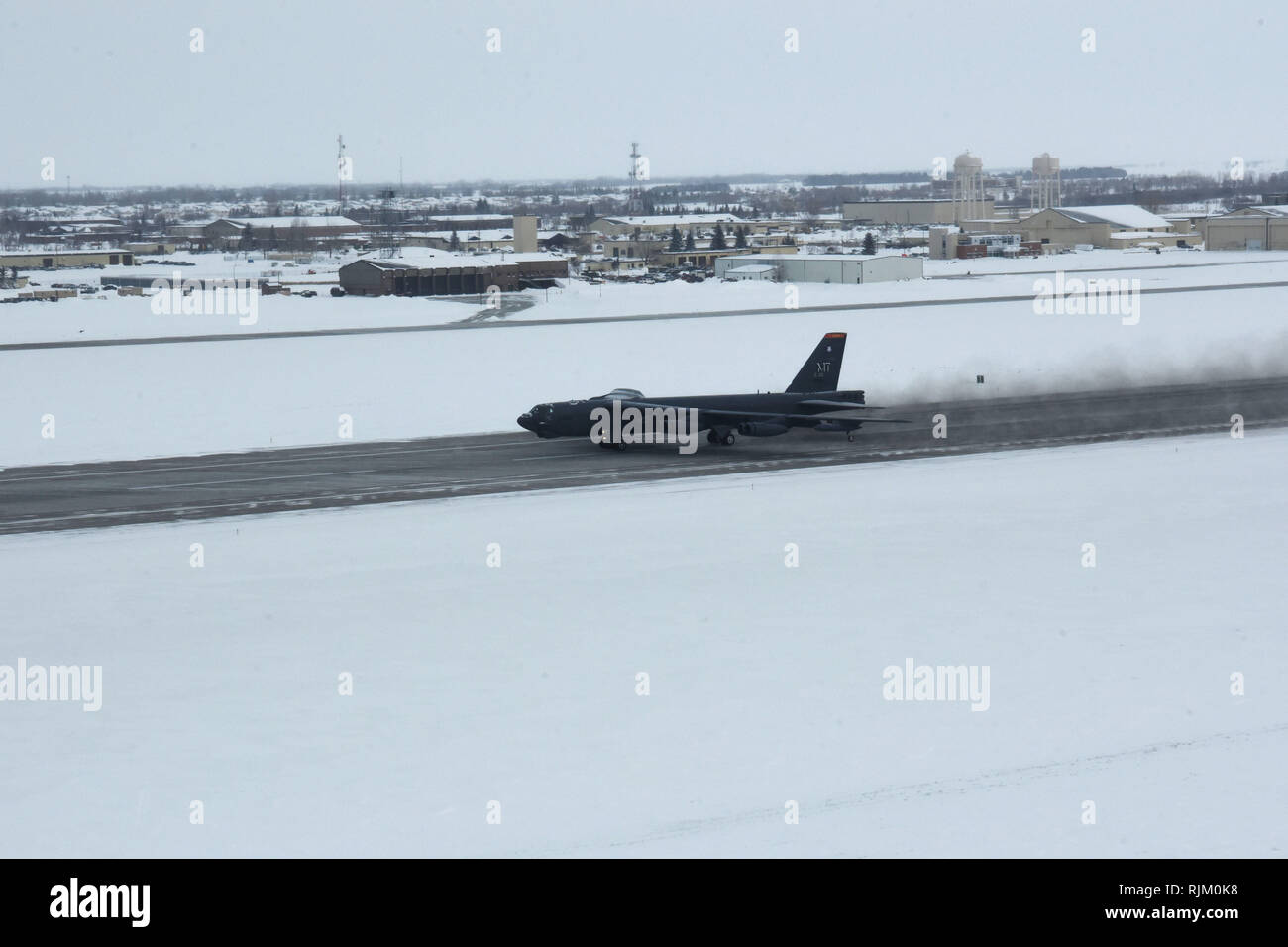 Un B-52H Stratofortress se prépare à prendre d'au Minot Air Force Base, Dakota du Nord, le 6 février 2019. L'aéronef a pris part à un exercice d'entraînement de routine. (U.S. Air Force photo par un membre de la 1re classe Heather Ley) Banque D'Images