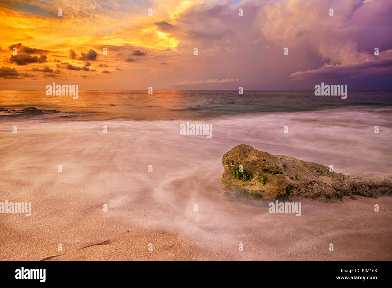 Beau Coucher du soleil à Tegal Wangi Beach Bali, Indonésie Banque D'Images