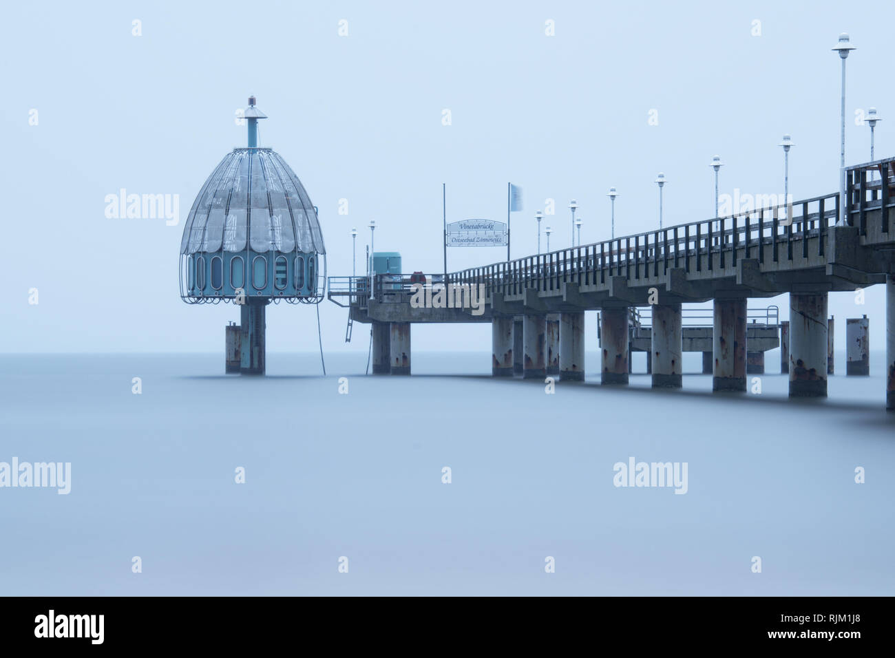 Pont Vineta Zinnowitz baltique et tourelle de plongée sur l'île d'Usedom - Traduction du texte sur le signe : 'Vineta bridge' 'Mer Baltique baignoire Zinnowi Banque D'Images