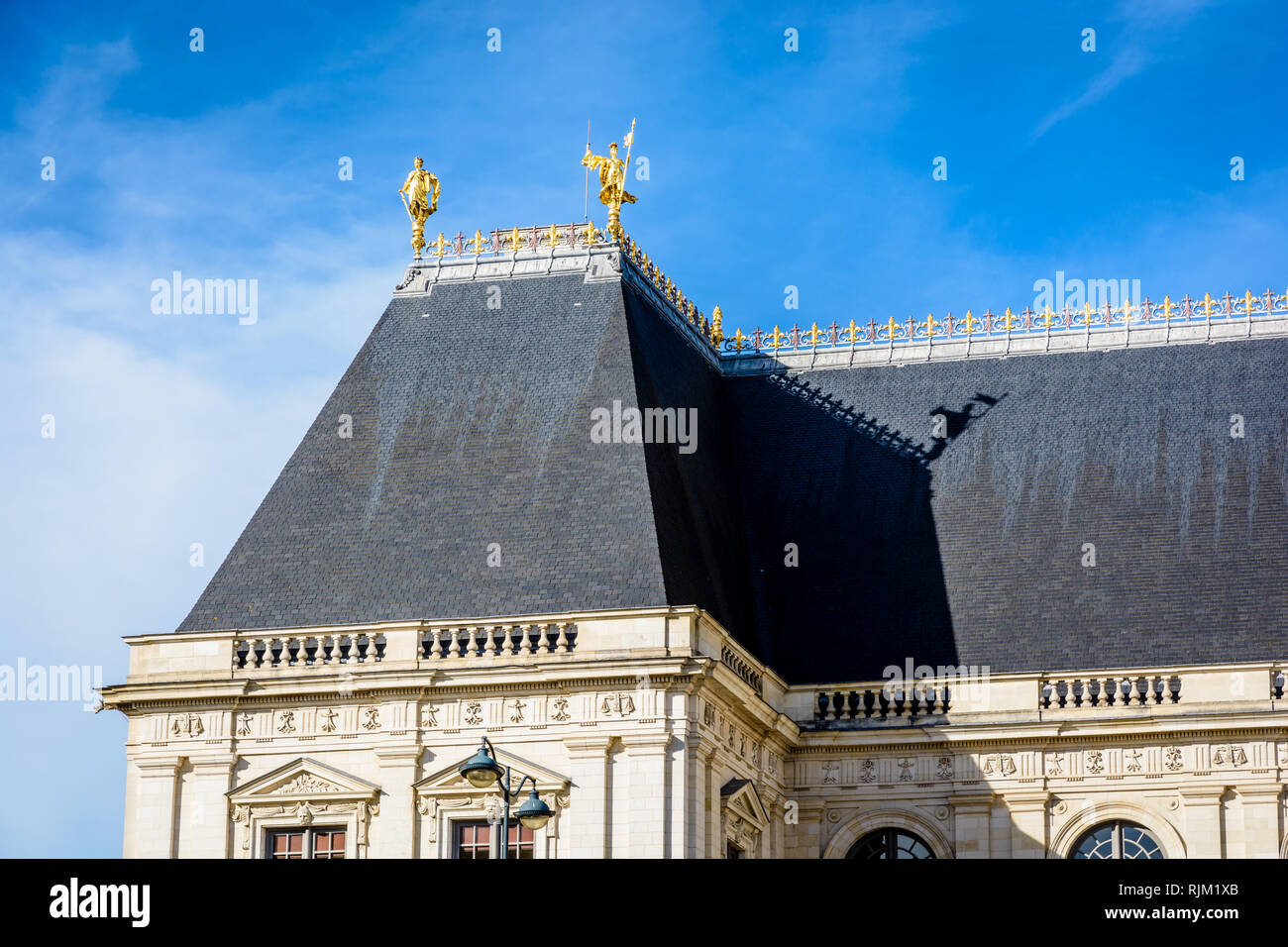 Close-up du toit du palais du Parlement de Bretagne, qui abrite la cour d'appel de Rennes, par une journée ensoleillée sous un ciel bleu profond. Banque D'Images