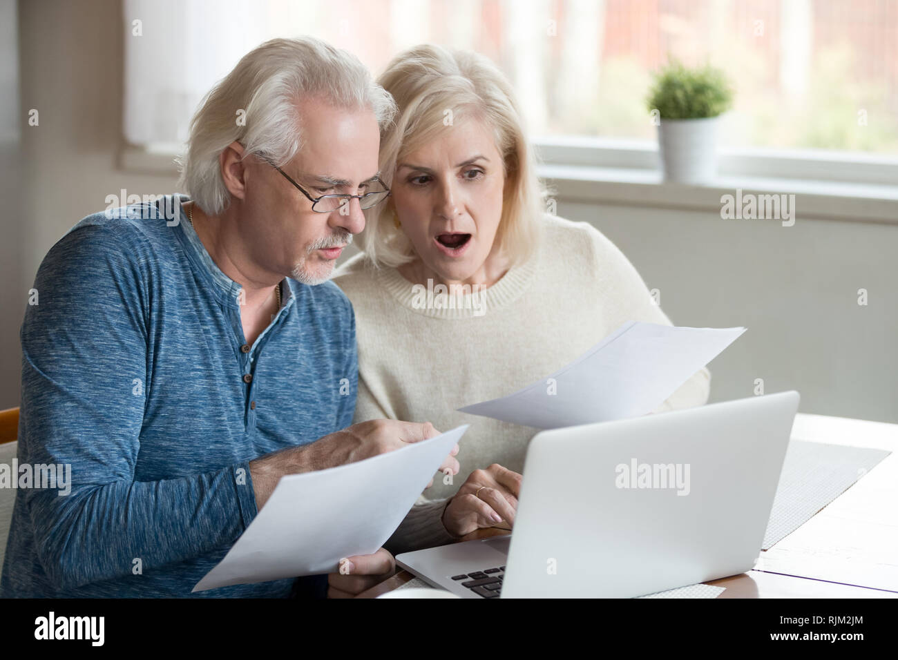 De couple marié a reçu les factures impayées et les taxes se sent a souligné Banque D'Images