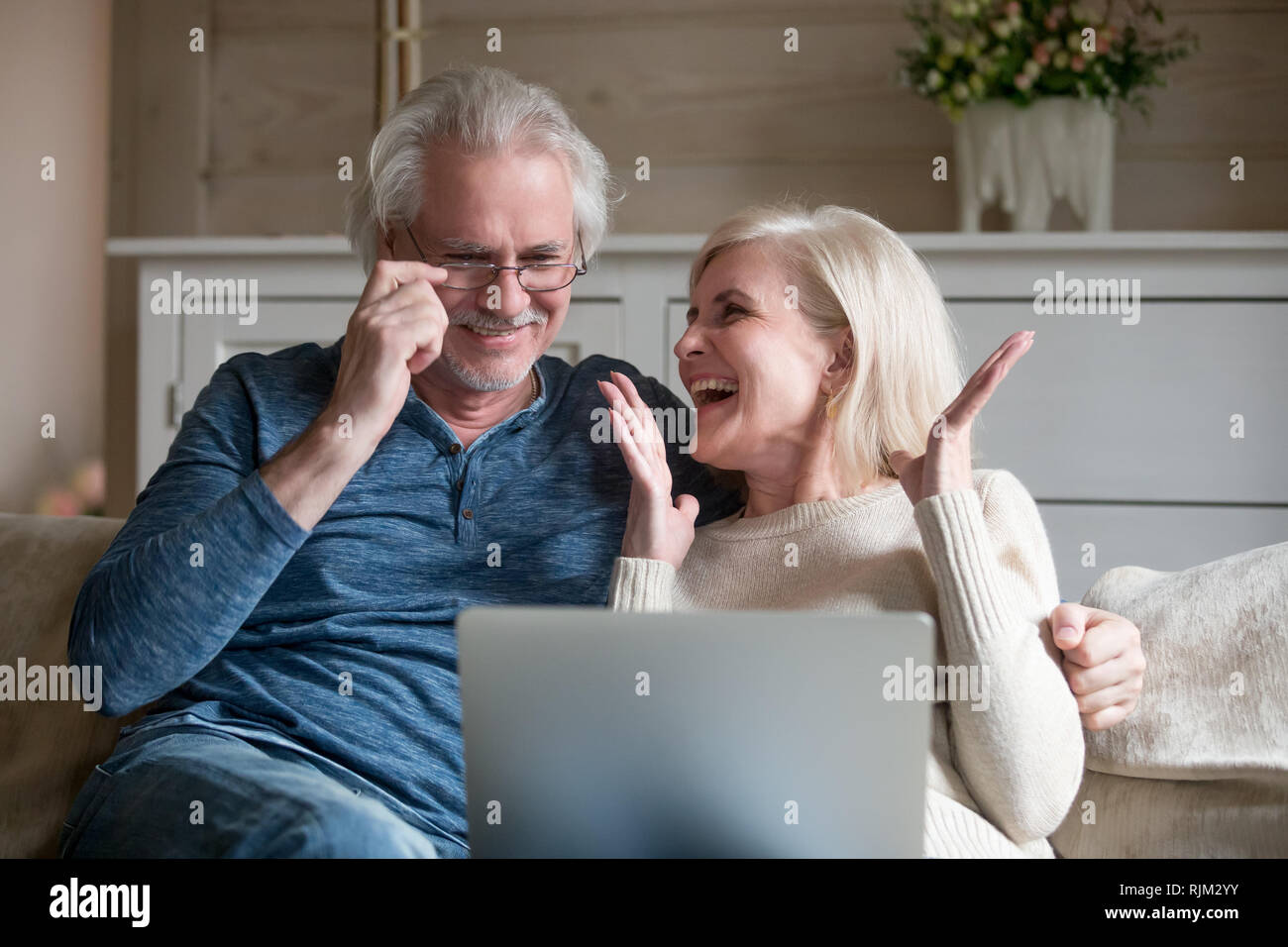 De conjoints se sent heureux a reçu une grande actualité en ligne Banque D'Images