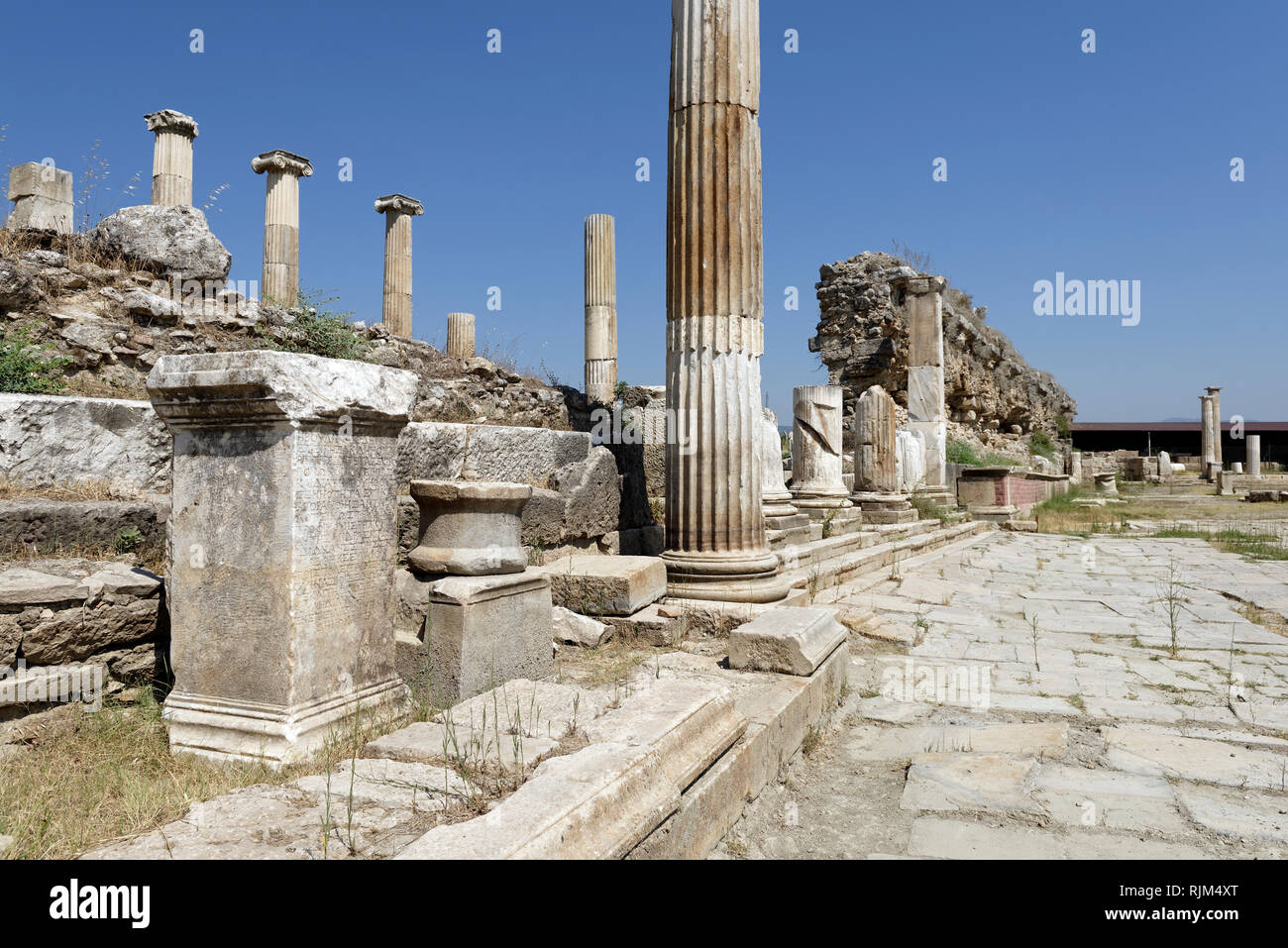 Inscriptions grecques sur un piédestal juste à côté du Propylon - portail monumental qui relie le sanctuaire d'Artémis à l'Agora. La magnésie sur le méandre, Tek Banque D'Images