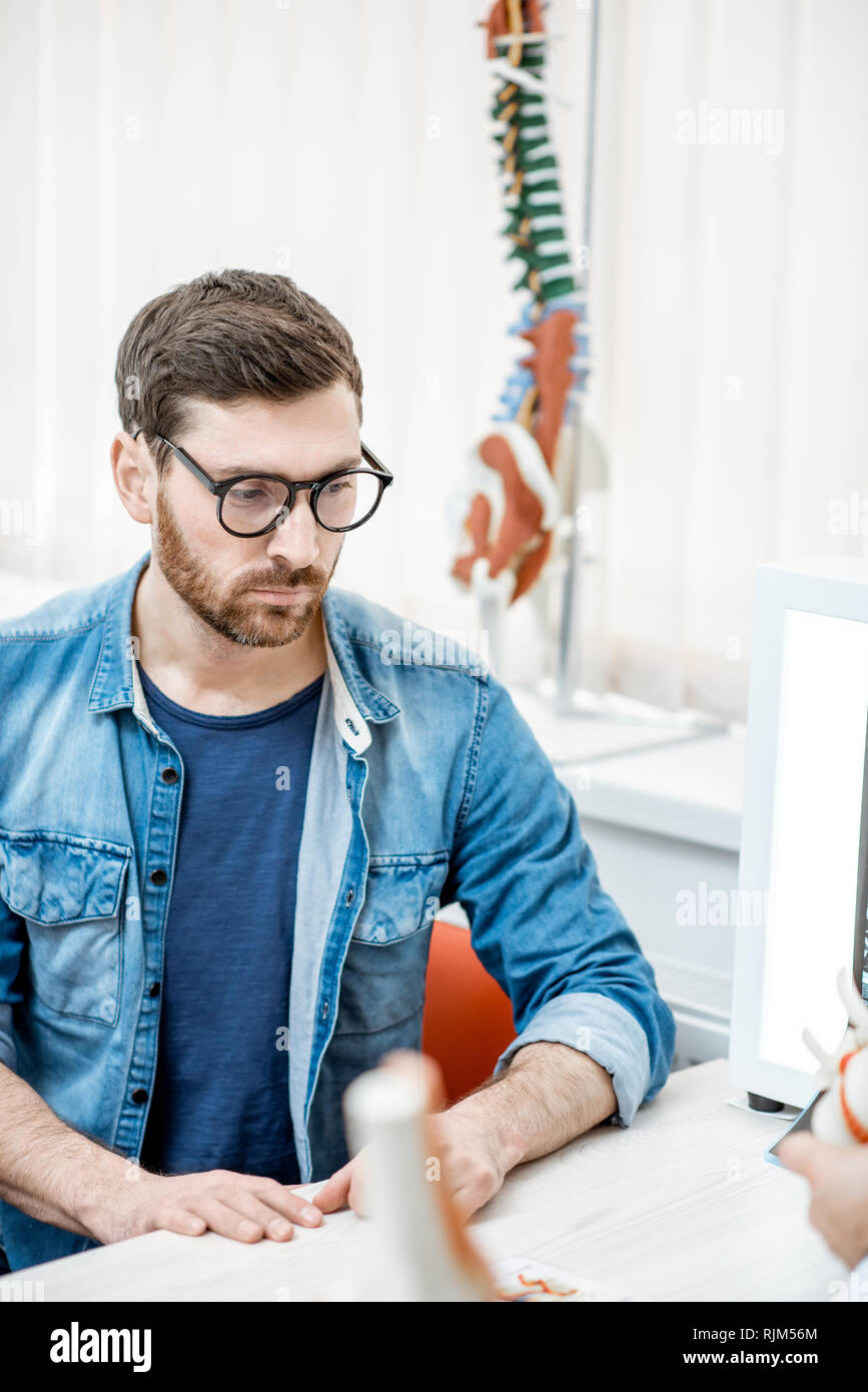 L'homme triste avec émotions au cours de la consultation médicale à l'office de thérapeute Banque D'Images