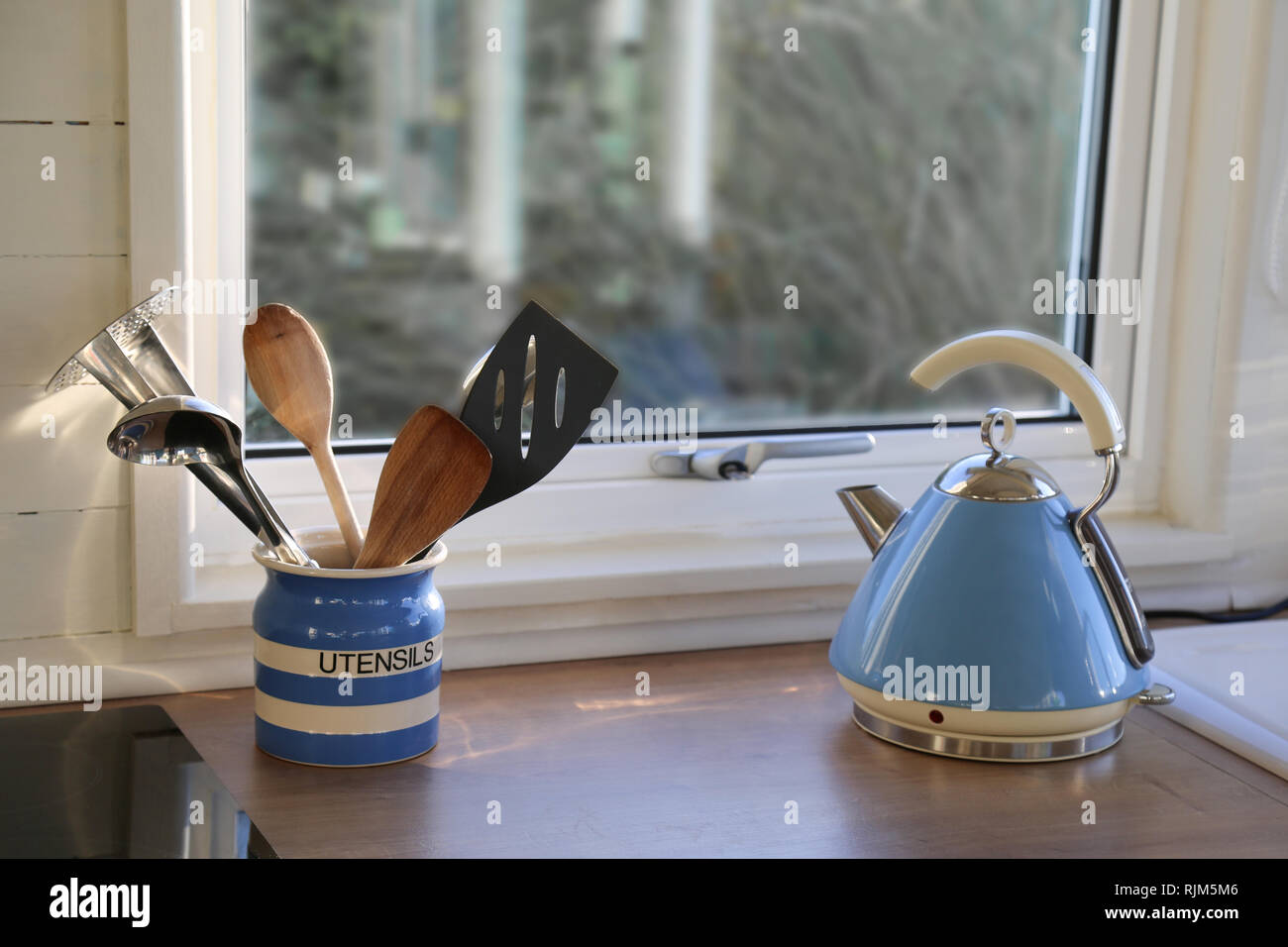 Appareil de cuisine et chauffe-eau dans la cuisine Banque D'Images