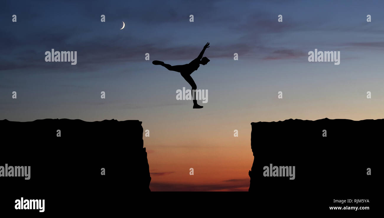 Courage et de l'aventure concept avec personne sportive sautant au dessus d'un canyon Banque D'Images