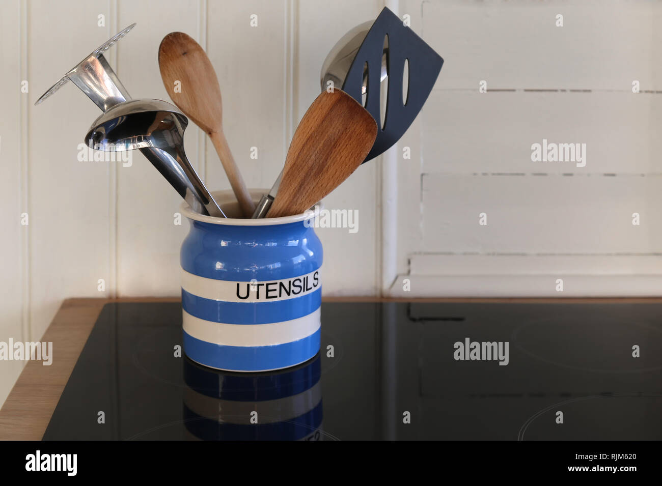 Appareil de cuisine sur une plaque de cuisine Banque D'Images