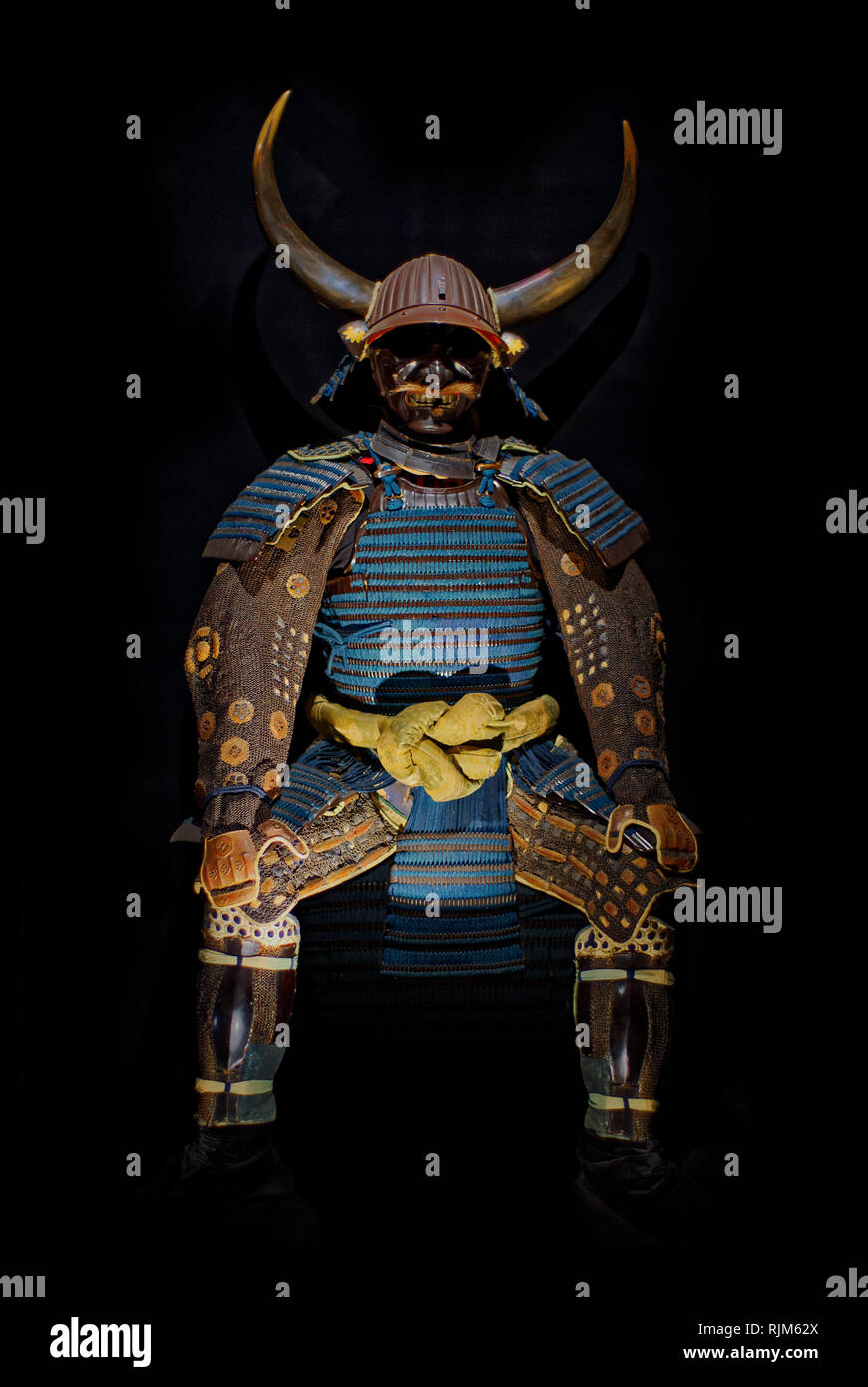 Armure de samouraï japonais ancien, sur fond noir Banque D'Images