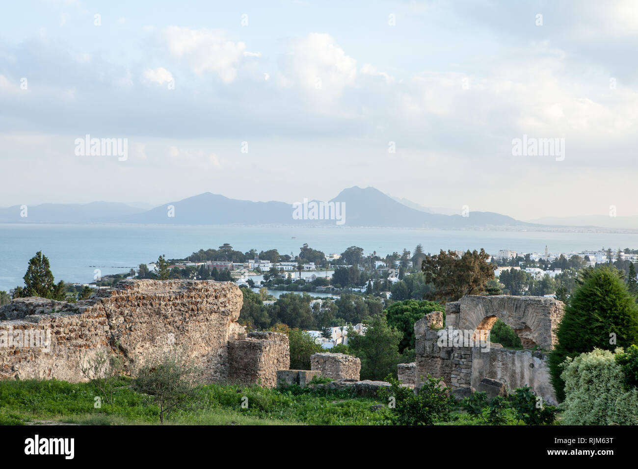 Karthago, patrimoine mondial de l'UNESCO avec les vestiges romains. Vue sur le village, la mer et le mountins. Banque D'Images