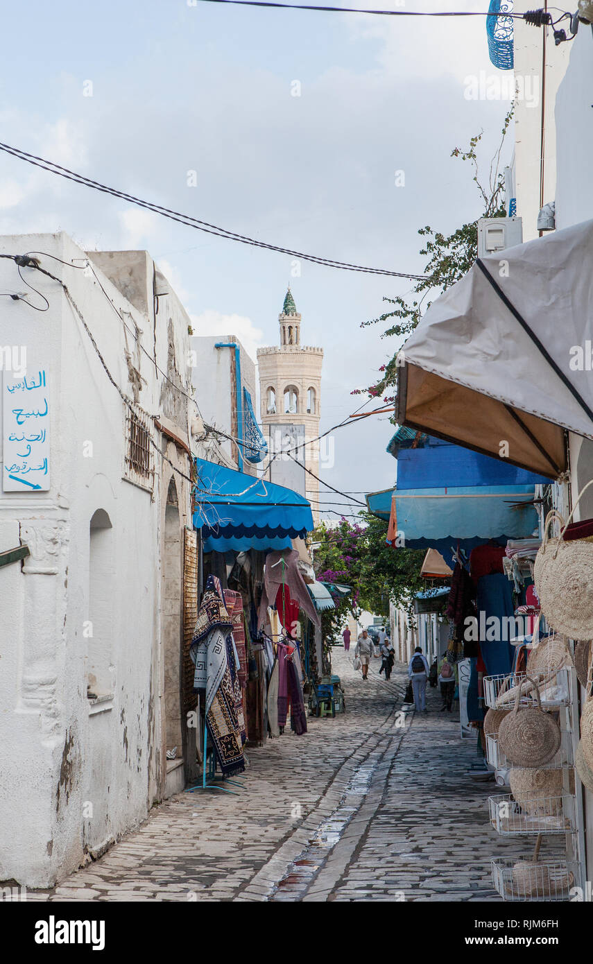 Street View et minaret dans la Médina de Mahdia Banque D'Images