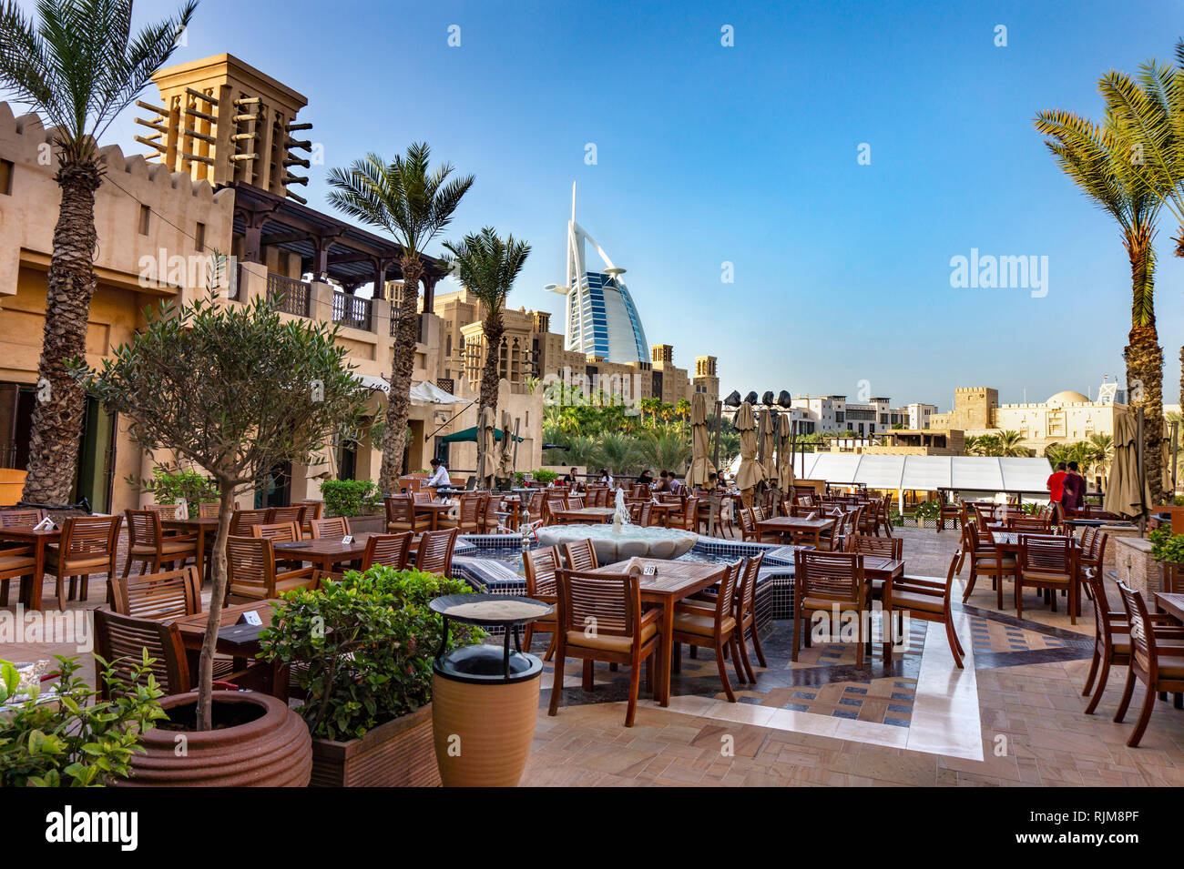 Dubai,UAE / 11. 03. 2018 : restaurant en plein air dans la région de Souk Madinat Jumeirah Banque D'Images