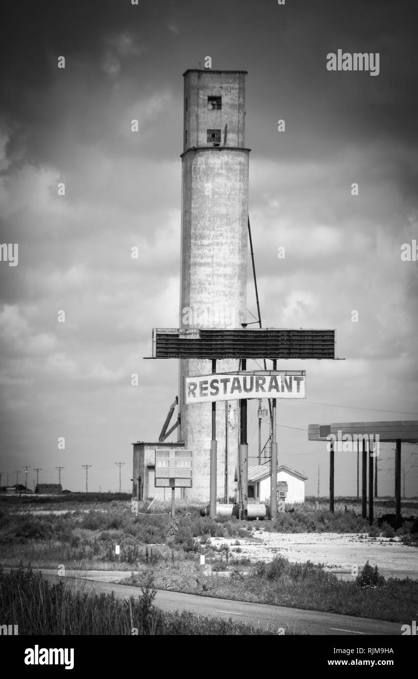 Un vieux silo abandonné, restaurant et station-service le long de la Route 66 au Texas en noir et blanc Banque D'Images