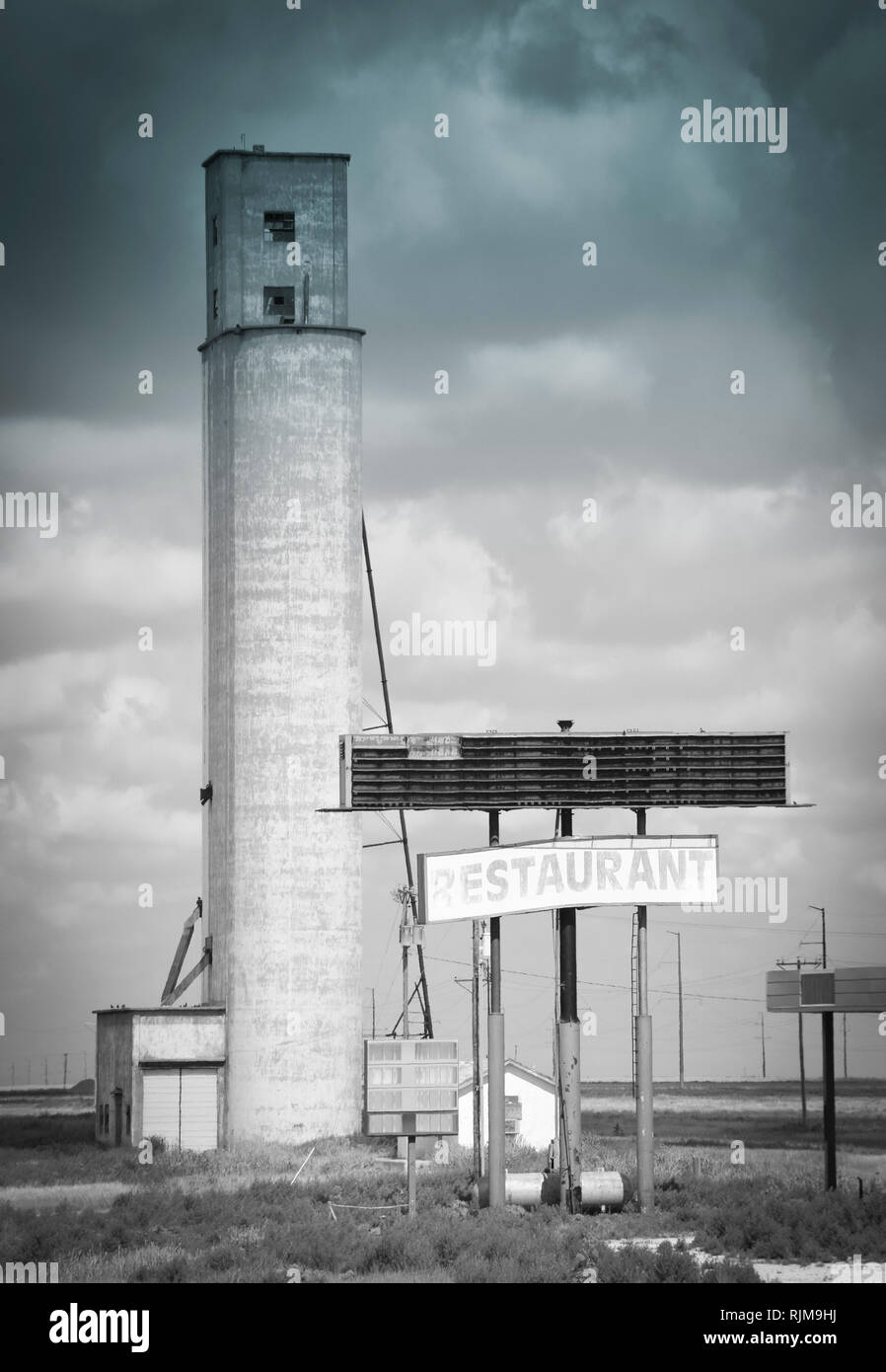 Un vieux silo abandonné, restaurant et station-service le long de la Route 66 au Texas en noir et blanc Banque D'Images