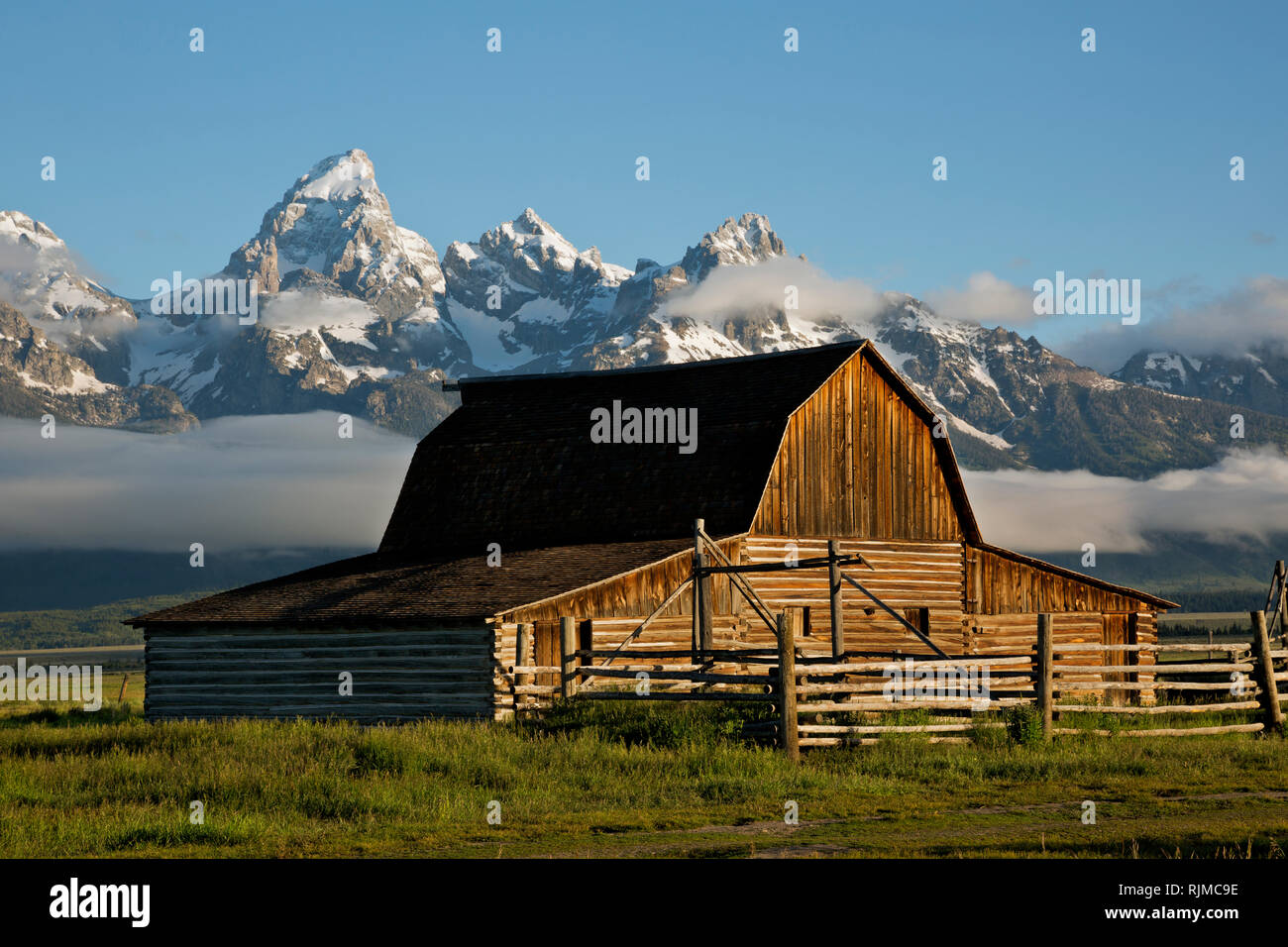 WY03321-00...WYOMING - Log barn situé le long de la ligne de la Mormon historique de Jackson Hole dans le domaine du Parc National de Grand Teton. Banque D'Images