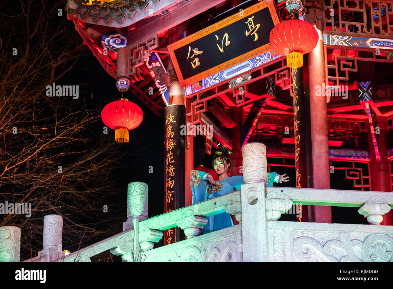 Chengdu, province du Sichuan, Chine - Dec 5, 2019 : Chinese female musiciens et danseurs un spectacle de nuit à l'pavillon HeJiang Banque D'Images