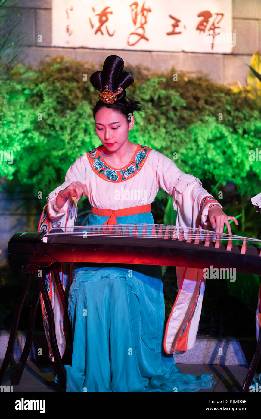 Chengdu, province du Sichuan, Chine - Dec 5, 2019 : Chinese female musiciens et danseurs un spectacle de nuit à l'pavillon HeJiang Banque D'Images