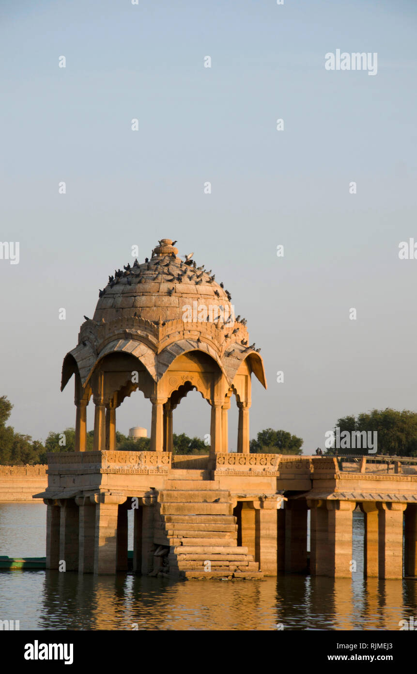 Chhatri au milieu de Gadisar Lake, Jaisalmer, Rajasthan, India Banque D'Images
