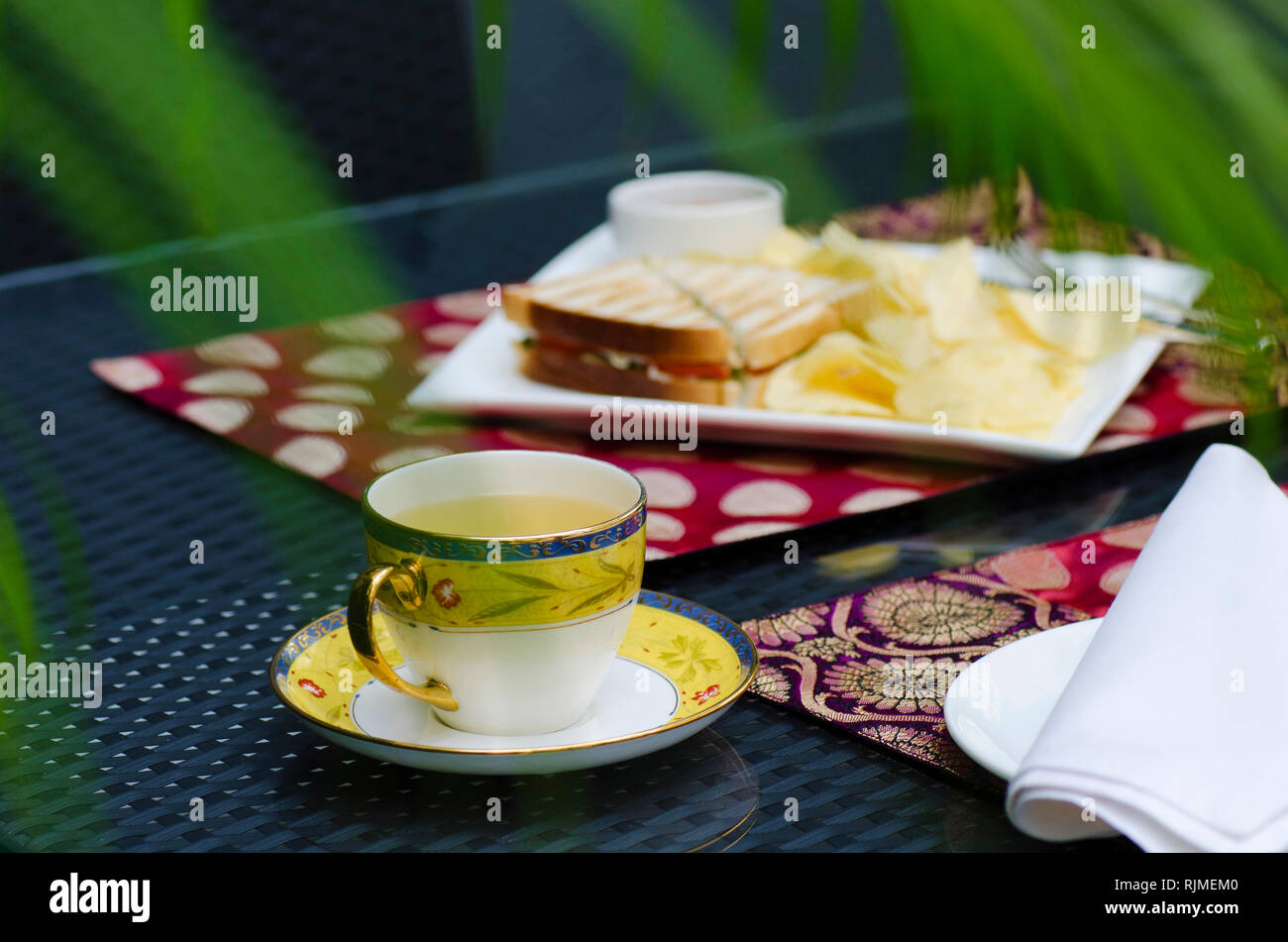 English Breakfast Thé vert avec toast sandwich sur une table Banque D'Images