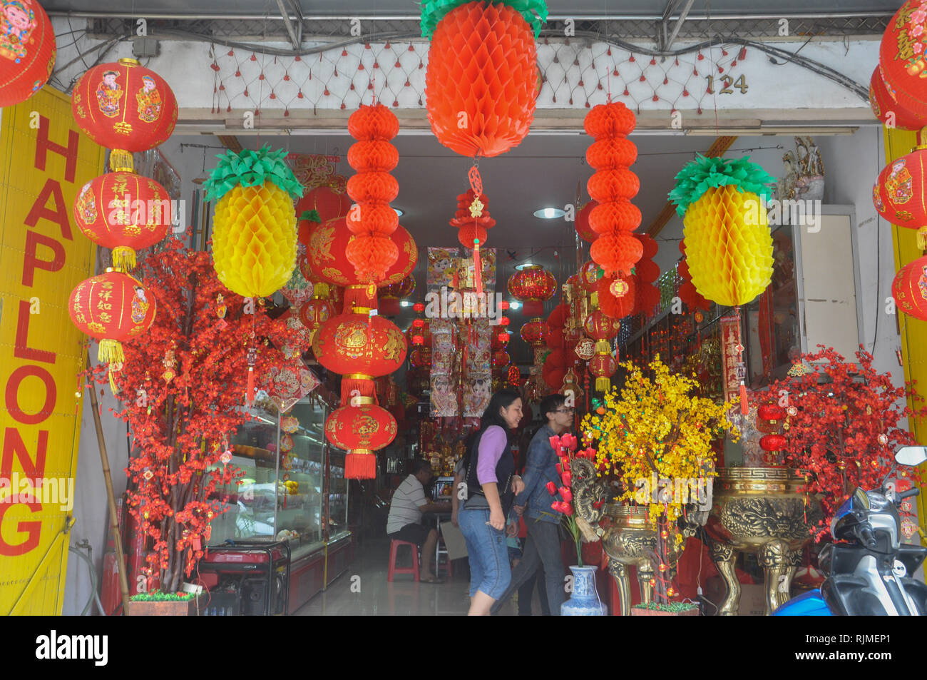 Nouvel an lunaire décorations ont été vendus dans un vendeurs à Sulawesi Street. Descendants chinois indonésien se préparent pour les célébrations de la Lunar Banque D'Images