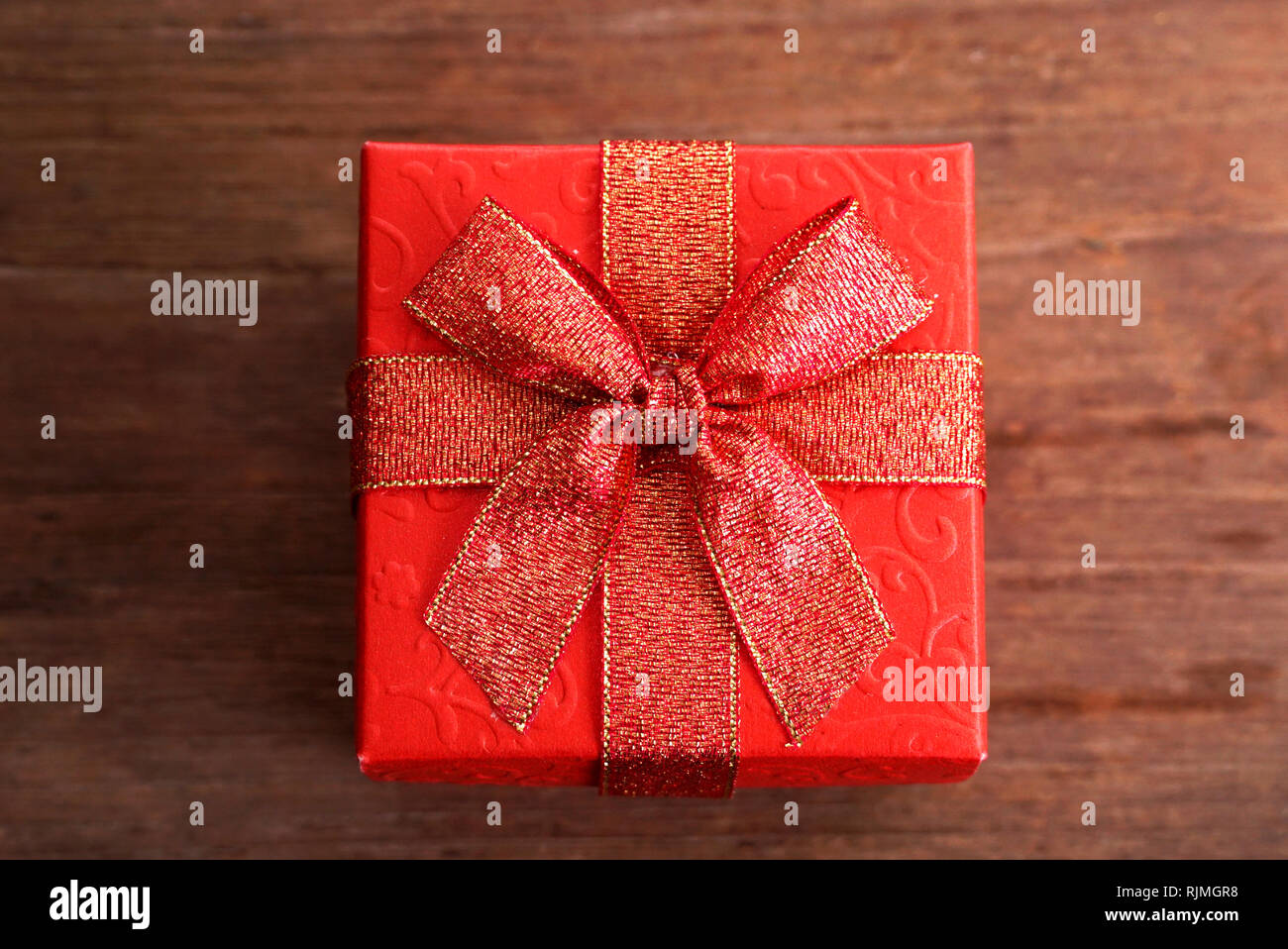 Boîte cadeau rouge sur la table en bois Banque D'Images