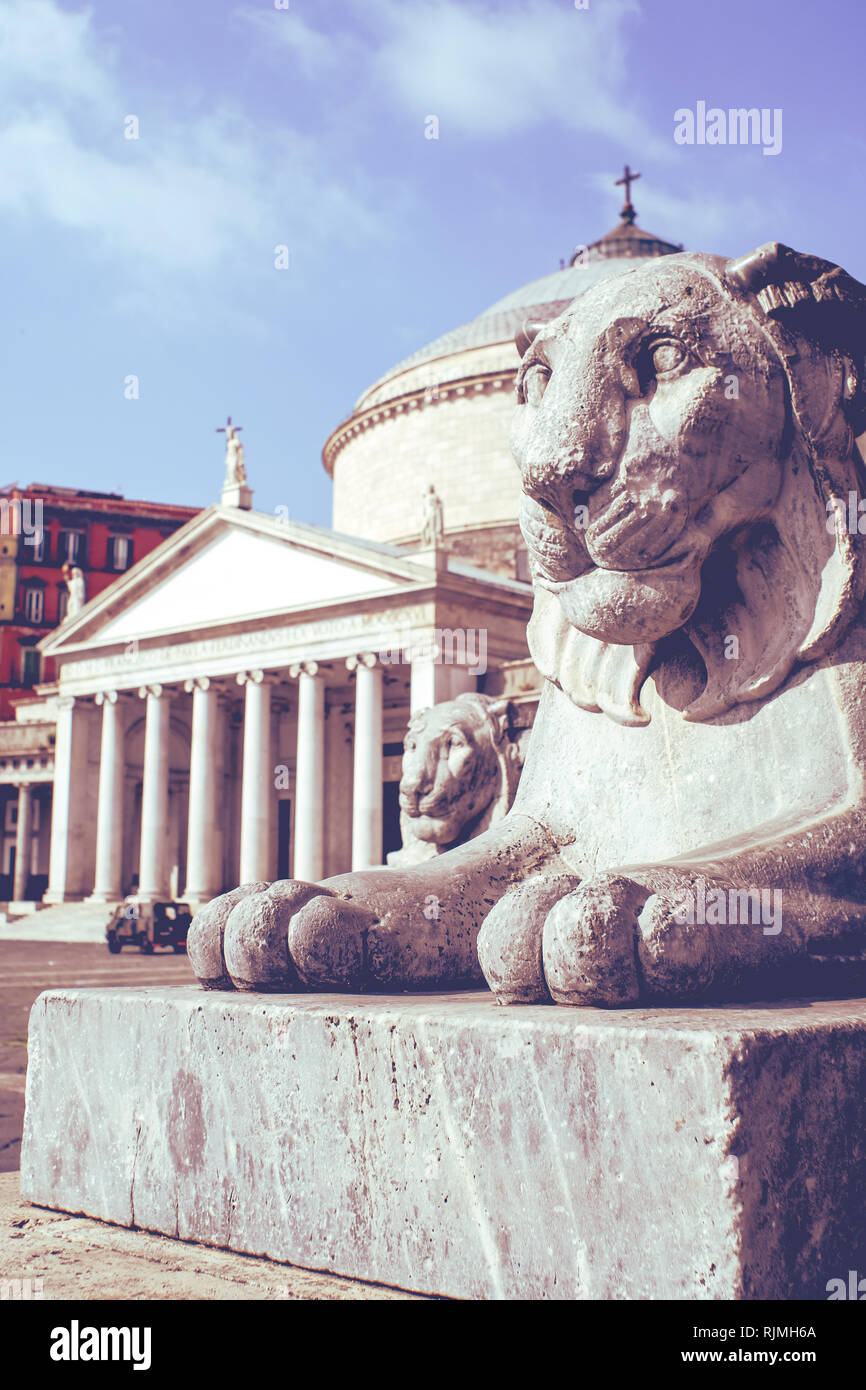 Statue de lion à San Francesco di Paola, la Piazza del Plebiscito, Naples, Italie Banque D'Images