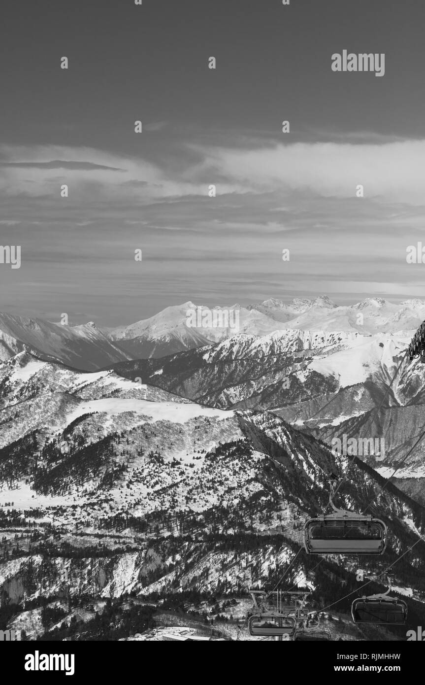 Sur le télésiège de ski et montagnes enneigées à jour ensoleillé. Montagnes du Caucase en hiver. Svaneti, région de la Géorgie. Paysage aux tons noir et blanc. Banque D'Images