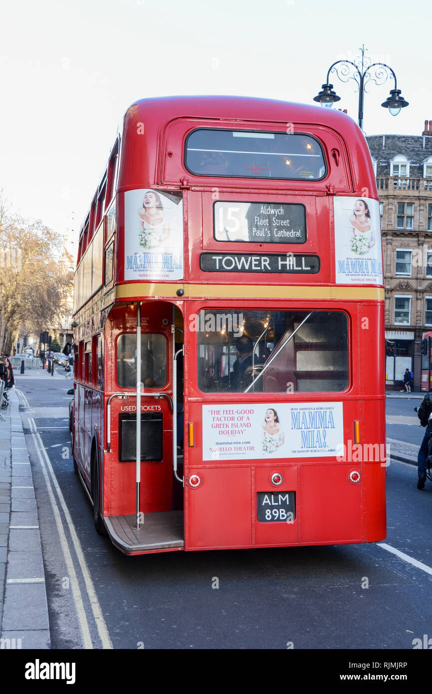 Une icône rouge 't' London bus à impériale sur le patrimoine la Route 15 sur le brin dans le West End de Londres. Banque D'Images