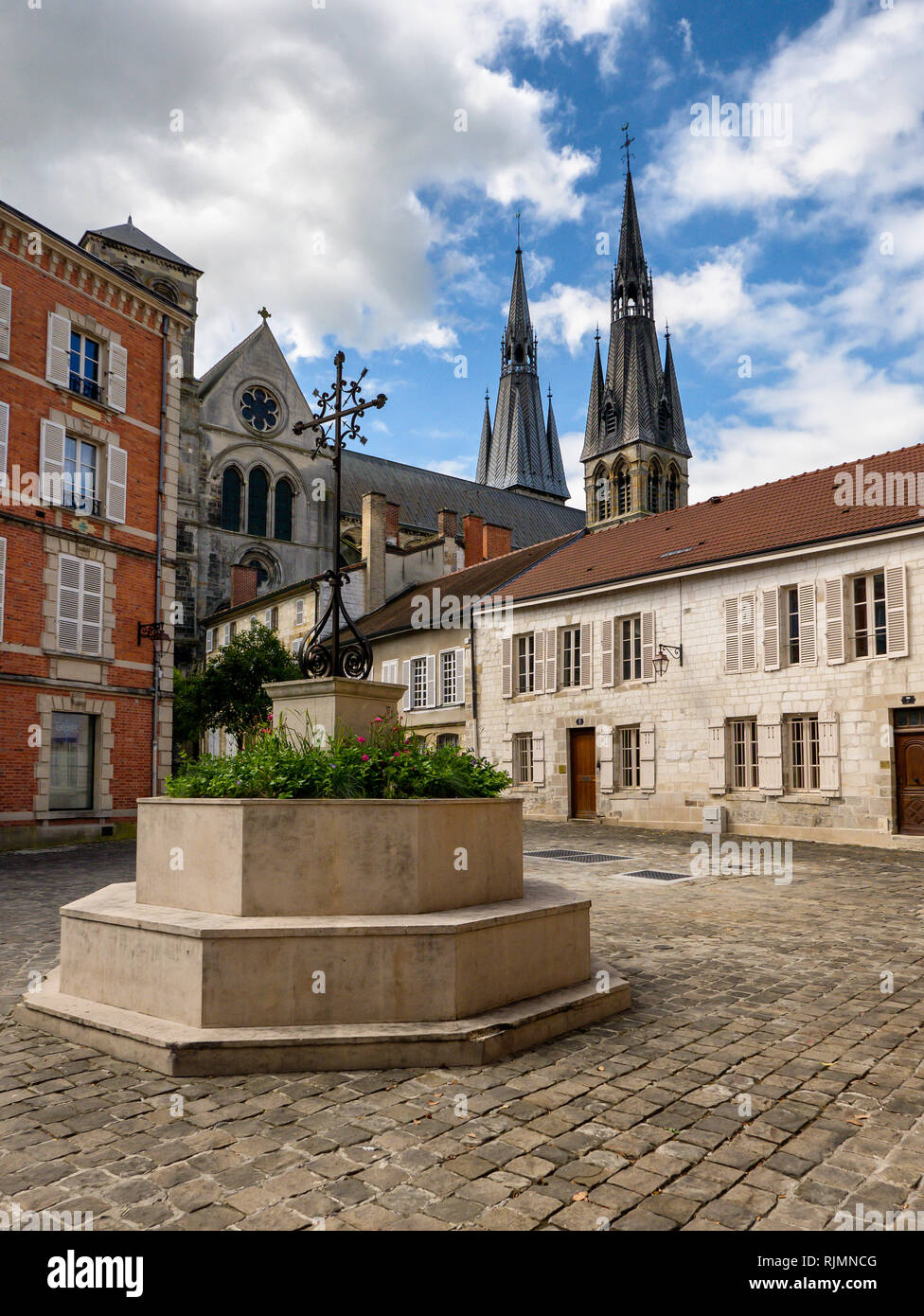 Rue du Lycée, Châlons-en-Champagne, France en vue de l'Église catholique, Collégiale Notre-Dame en Vaux. Champagne français est produit ici. Banque D'Images