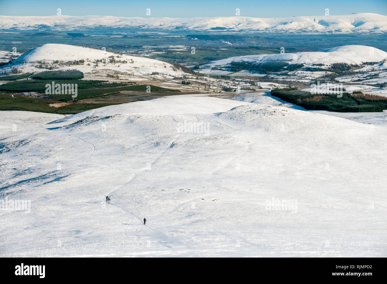 Trois stations de ski-alpinistes sur Grand Dodd dans le Parc National du Lake District, Cumbria, Royaume-Uni avec beaucoup de Mell est tombé et les Pennines en arrière-plan Banque D'Images