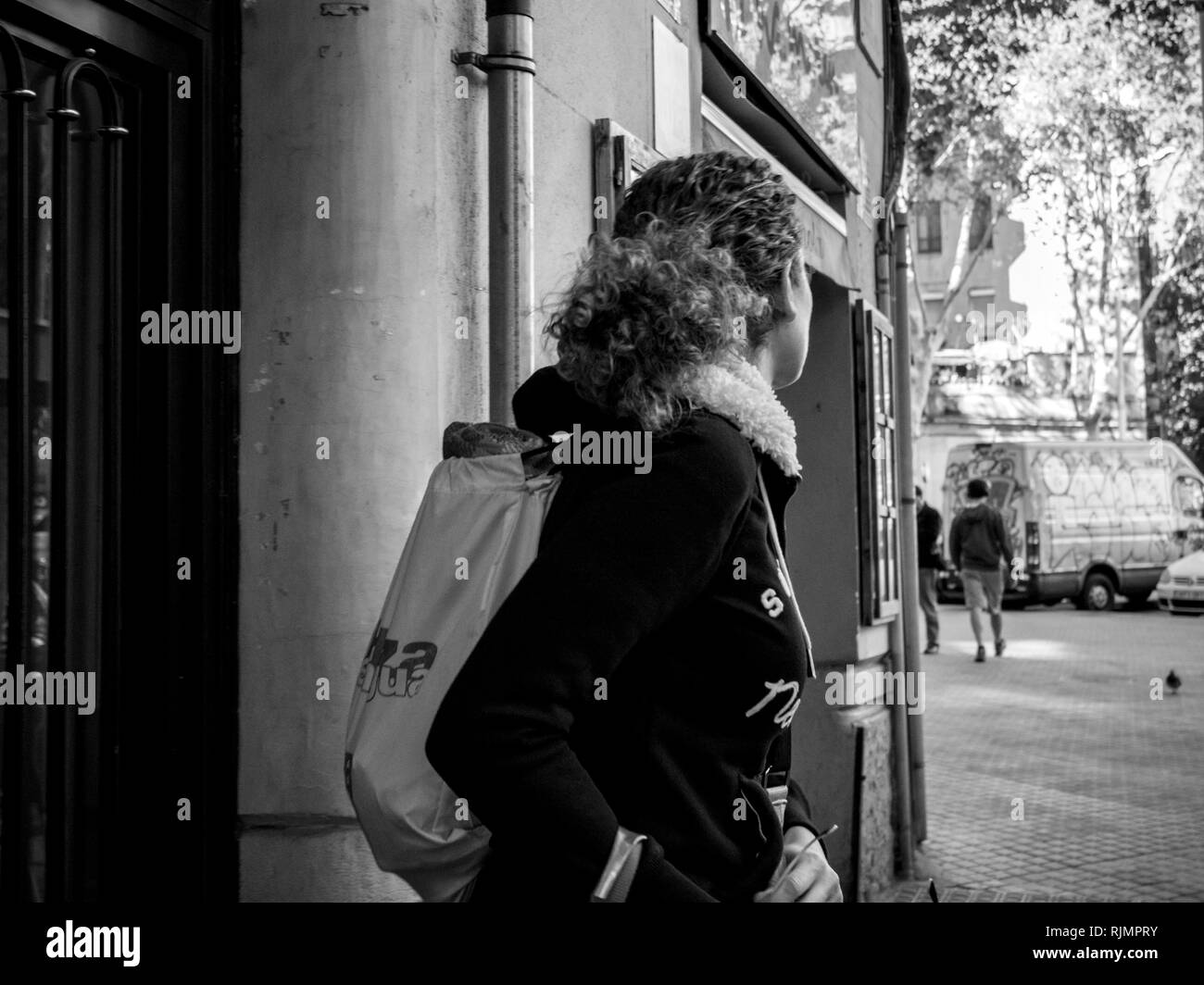 Lisbonne, Portugal - 12 NOV 2018 : sortie porte de chambre portant sac à dos - noir et blanc Banque D'Images