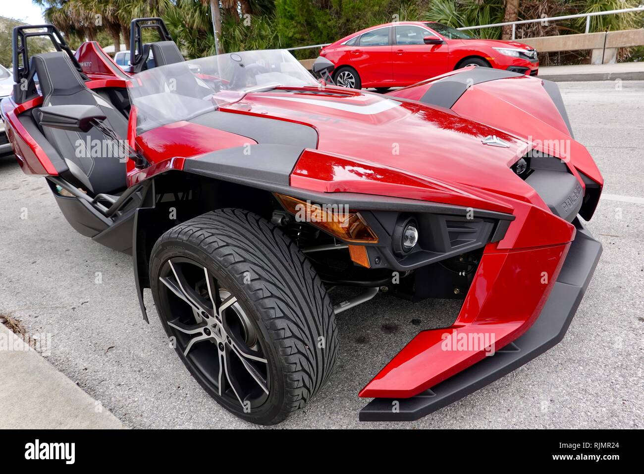 Garé des voitures rouges, y compris trois-roues Polaris Slingshot, Florida,  USA Photo Stock - Alamy