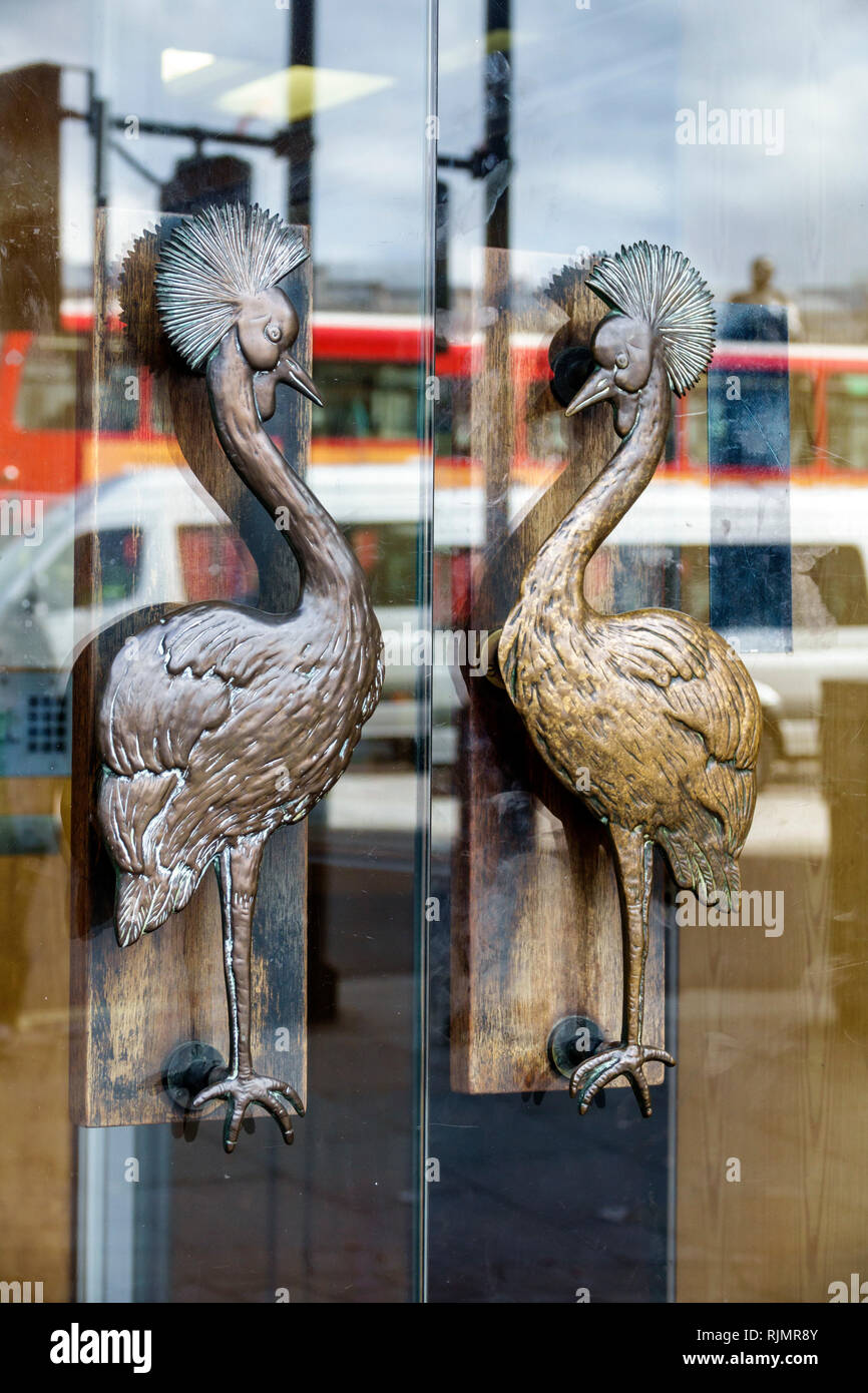 Royaume-Uni Grande-Bretagne Angleterre Londres Trafalgar Square Uganda House Porte d'entrée de la Commission haute poignée grue crevée Balearia Regular Banque D'Images