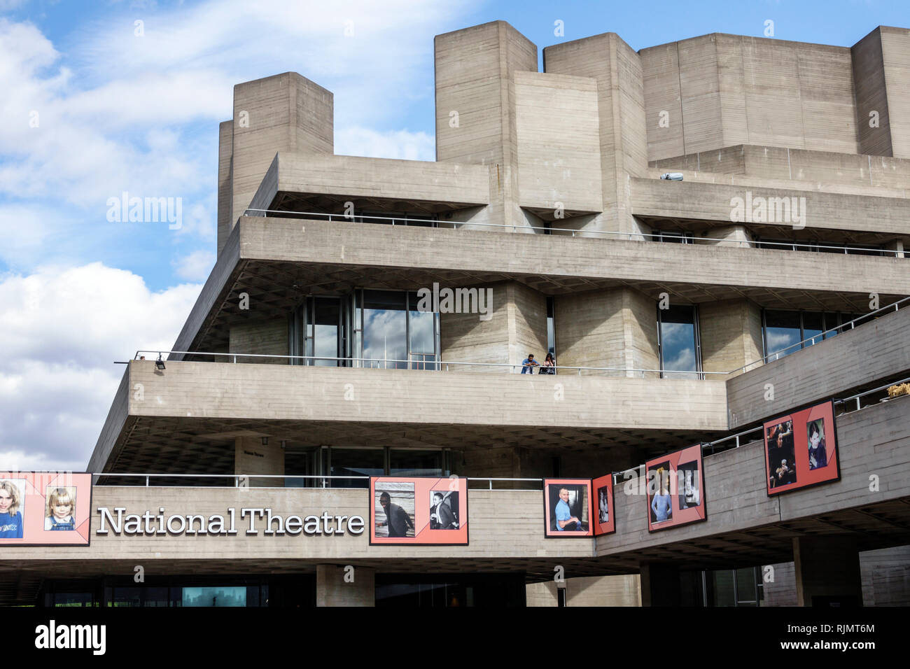 Londres Angleterre Royaume-Uni Grande-Bretagne Lambeth South Bank Royal Théâtre national bâtiment extérieur de théâtre de l'architecture brutaliste par Deny Banque D'Images